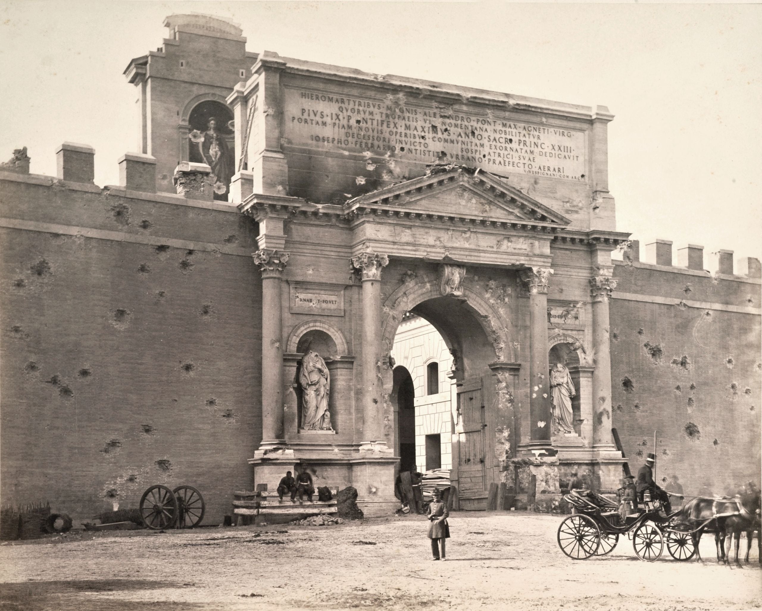 Porta Pia con i segni dei bombardamenti, 1870. Gioachino Altobelli (1814-1878) o Ludovico Tuminello (1824-1907). Stampa all’albumina