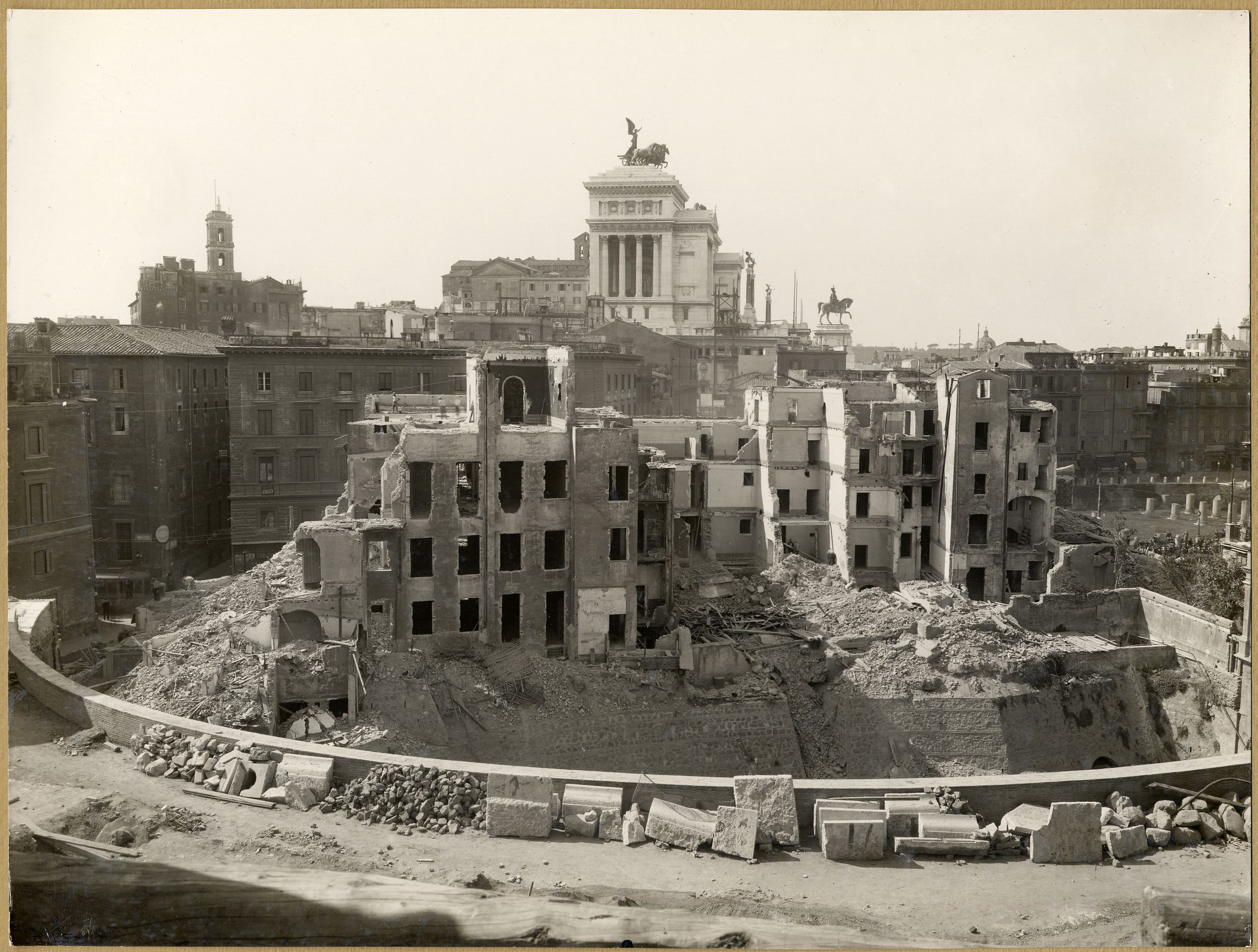 Case in demolizione viste dall’emiciclo dei Mercati di Traiano, 1928. Cesare Faraglia (attivo 1910-1940 ca.). Stampa ai sali d’argento