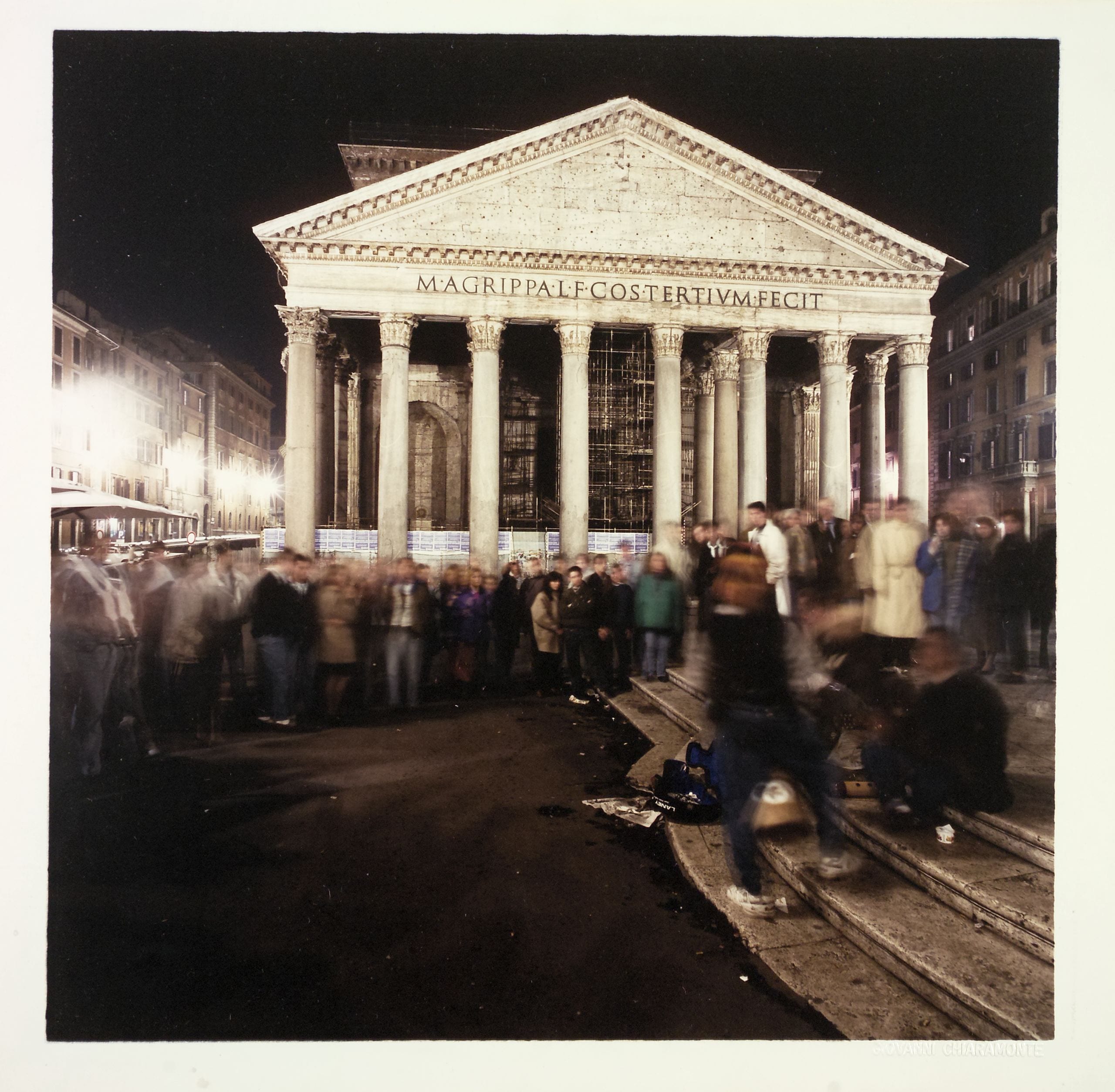 Piazza del Pantheon di notte, 1990. Giovanni Chiaramonte (1948). Stampa da negativo colore