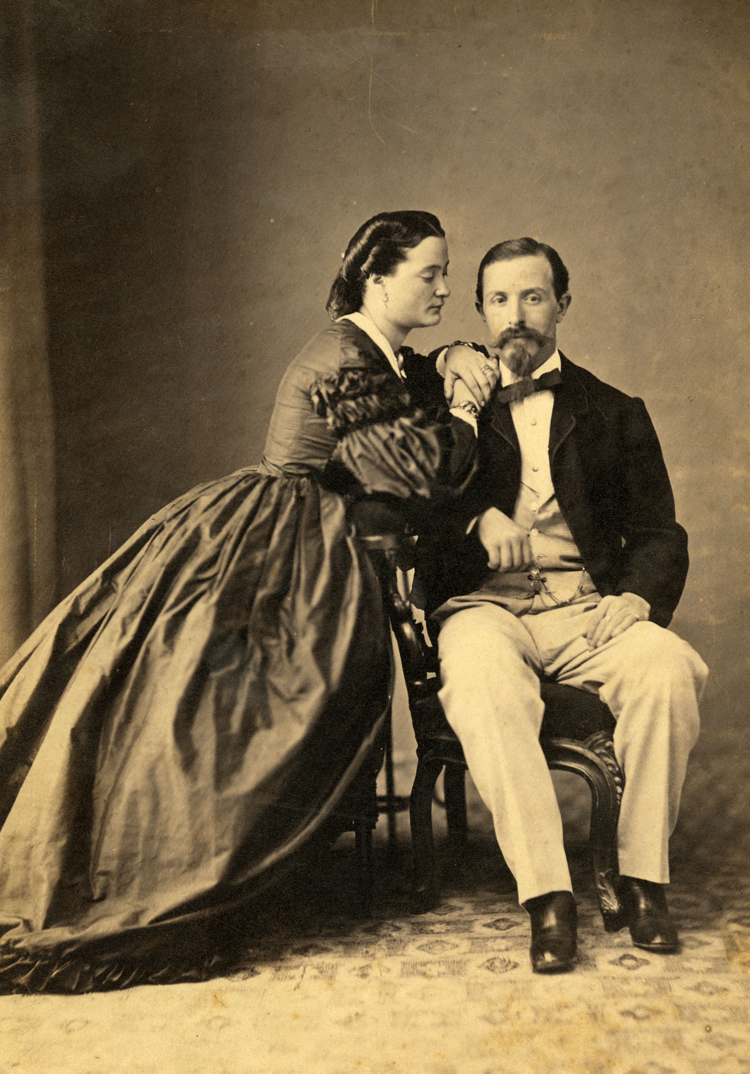 Ritratto di coppia di coniugi in uno studio fotografico, 1860 ca. Fotografo non identificato. Stampa all’albumina