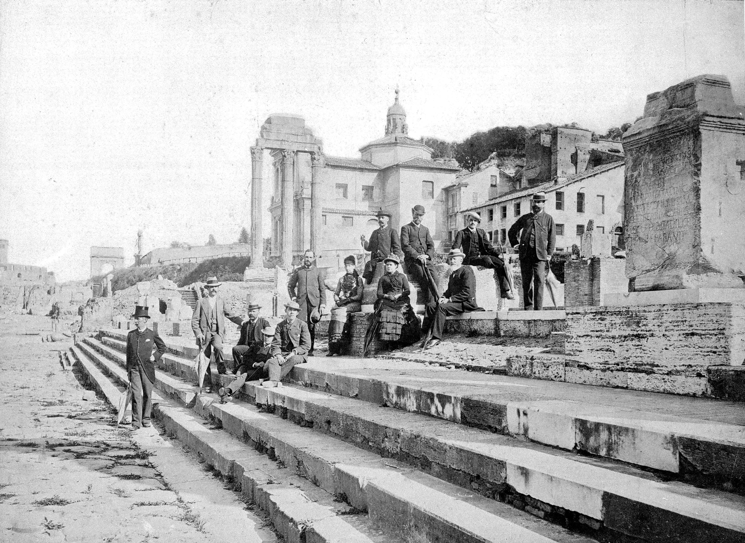 Archeologi al Foro Romano, 1880 ca. Domenico Rocchi (1856 – post 1914). Stampa d’epoca ai sali d’argento