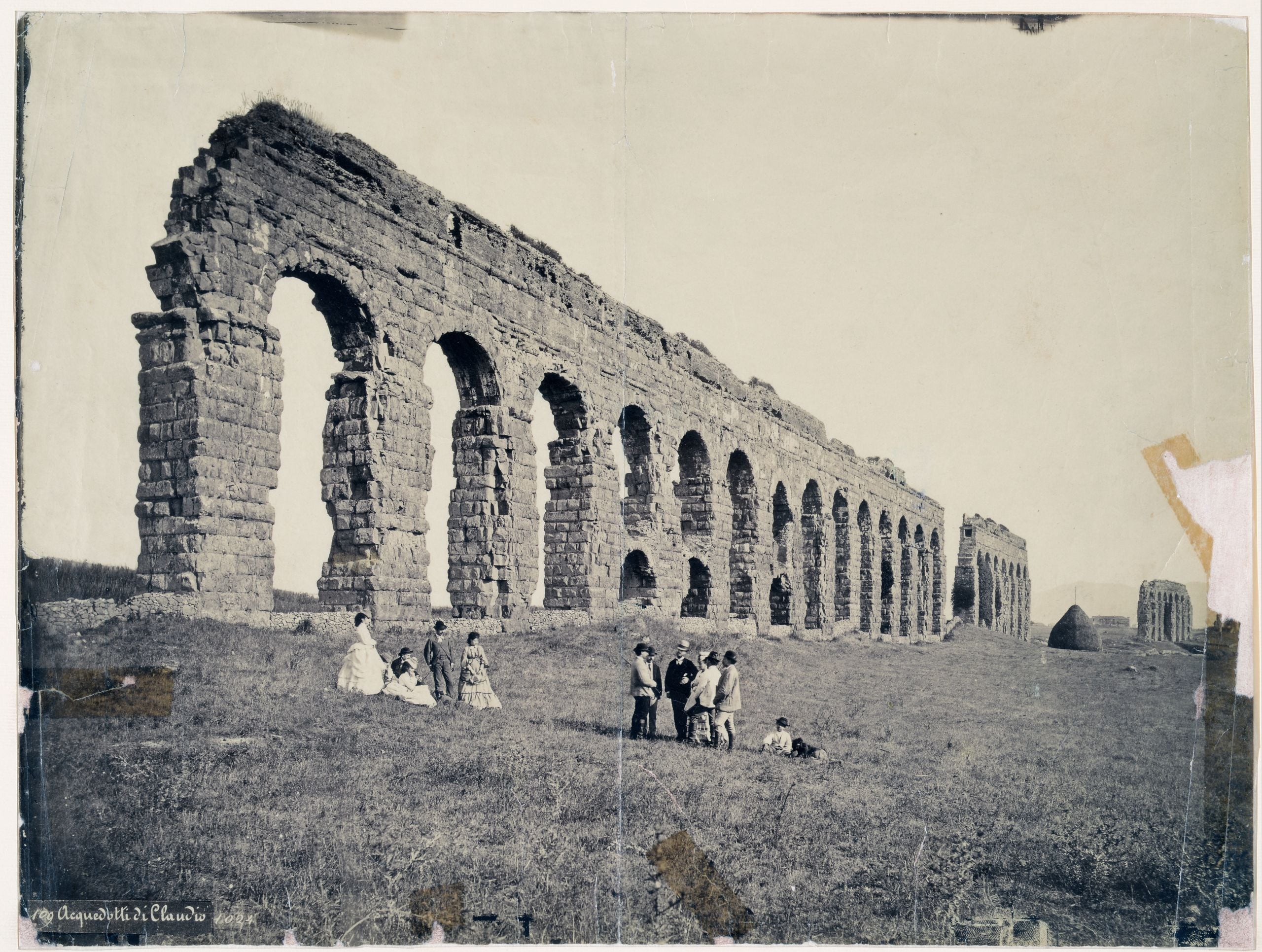 Rovine dell’acquedotto Claudio, 1868 ca. Pompeo Molins (1827-1900 ca.). Stampa all’albumina