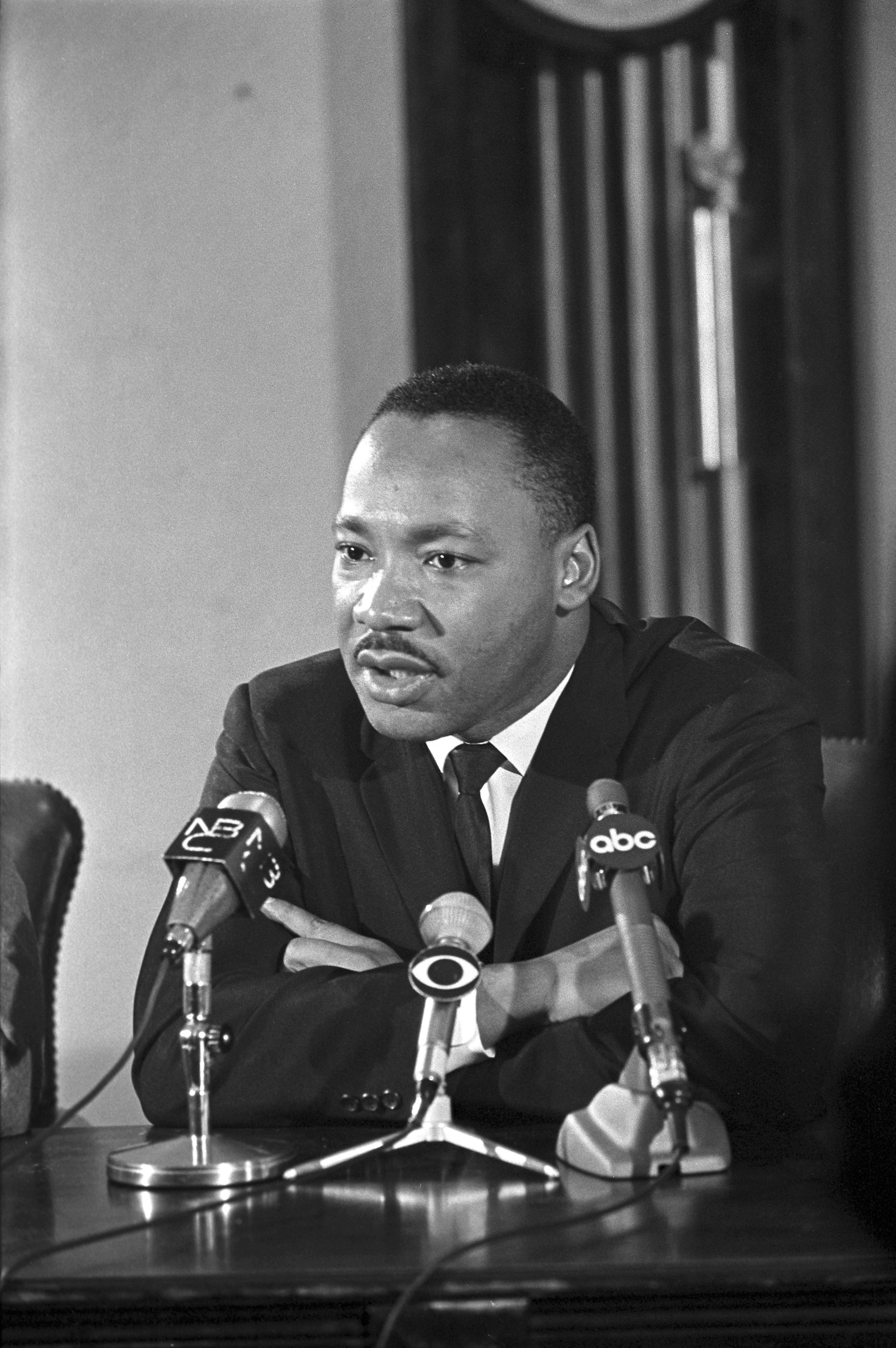 Martin Luther King durante un comizio ad Harlem