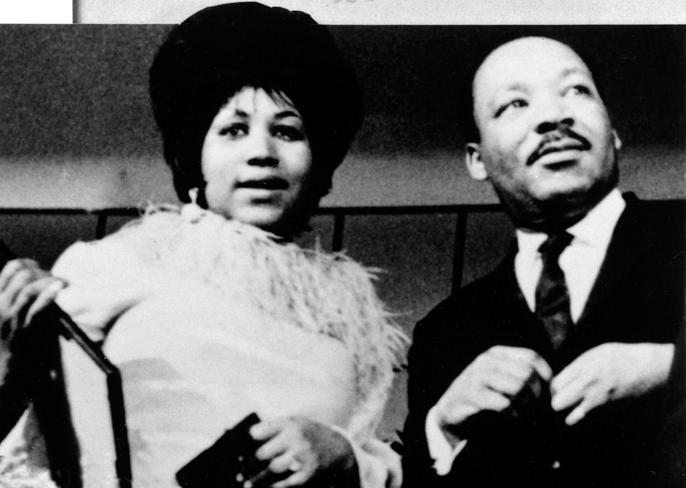 In una rara immagine insieme alla cantante Aretha Franklin, vicina al movimento di lotta per i diritti civili
