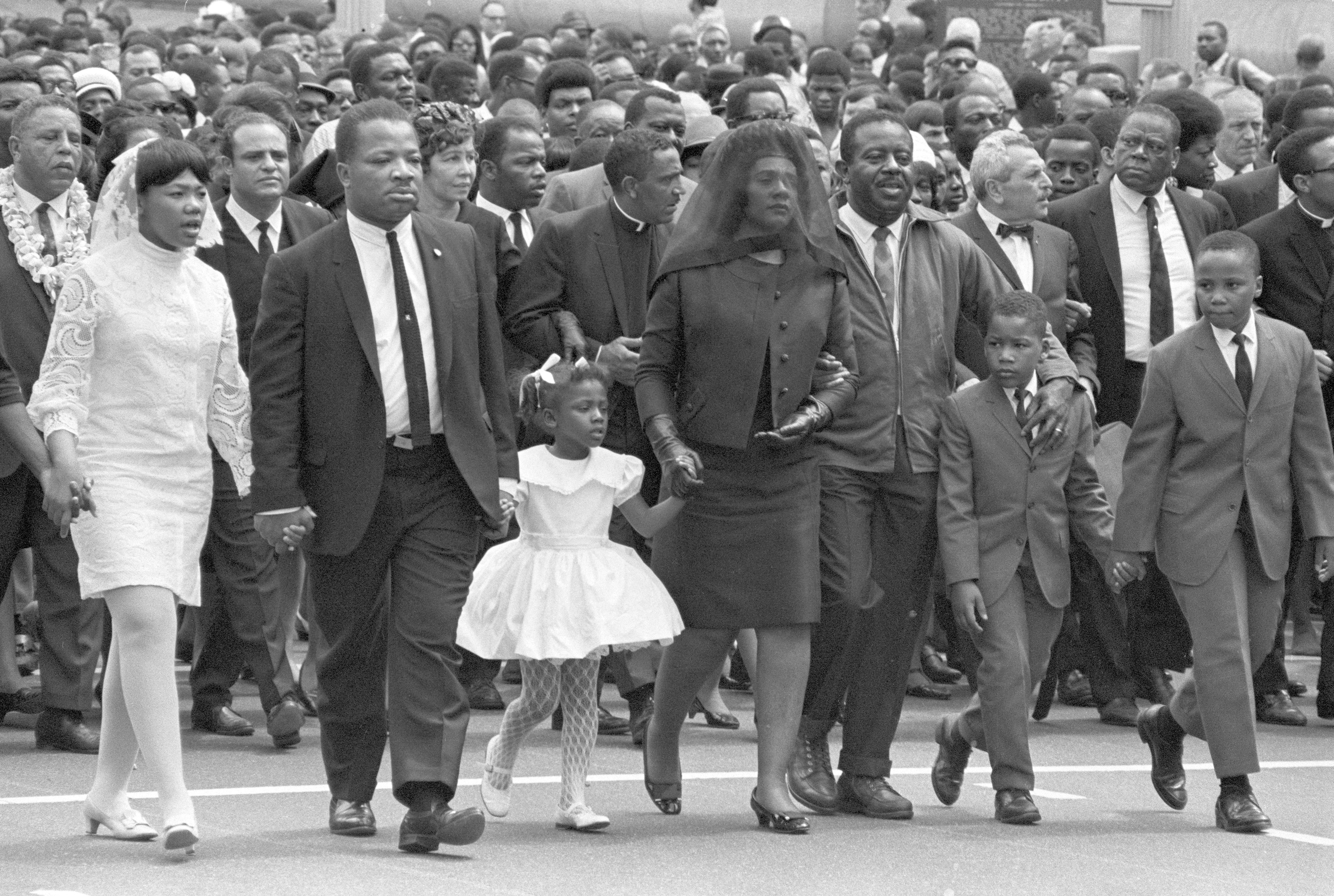 La famiglia e gli amici più stretti di Martin Luther King al funerale