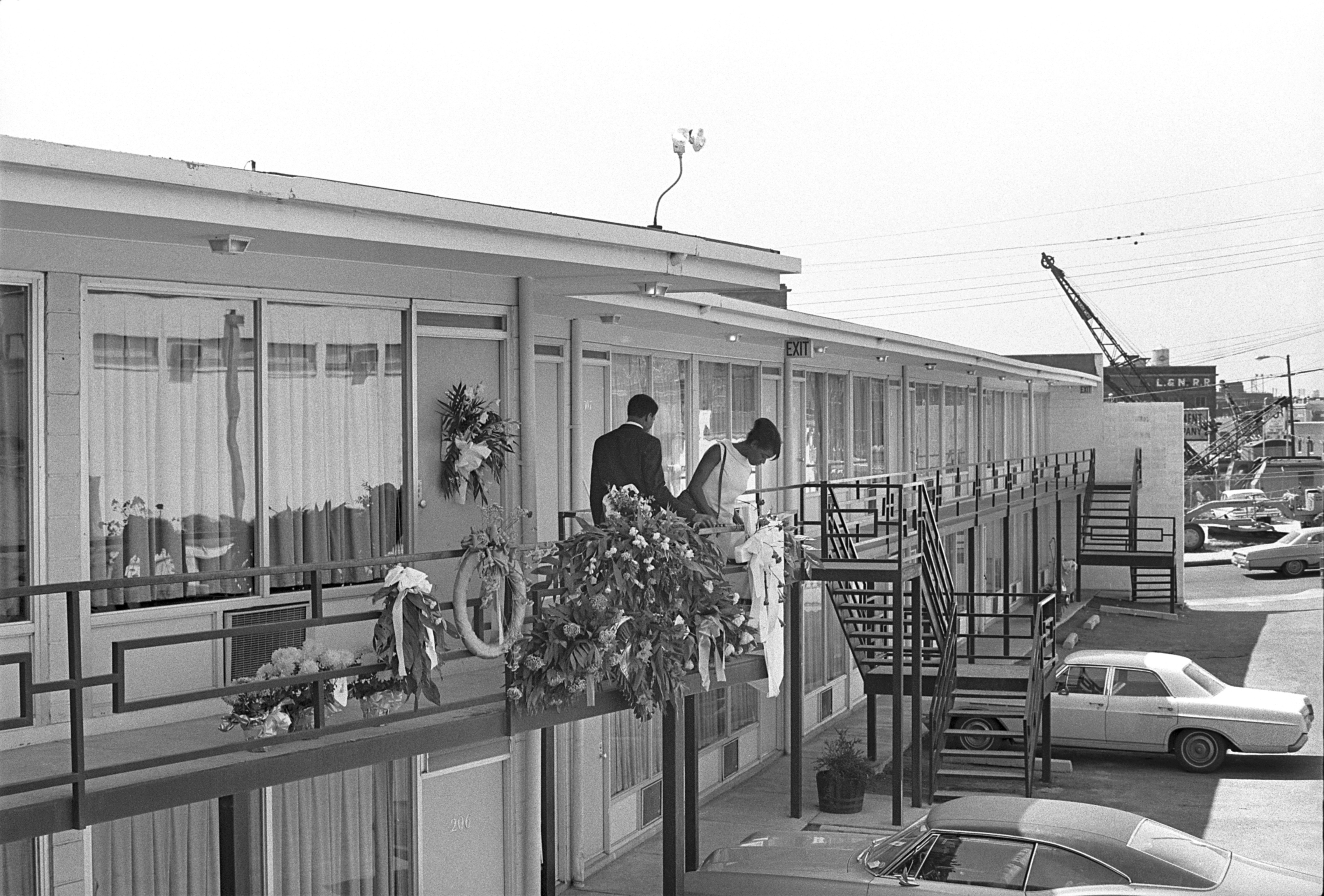 Fiori deposti sul balcone del Lorraine Motel dove King riceve il colpo di fucile. Viene trasportato d’urgenza in ospedale, ma muore un’ora dopo