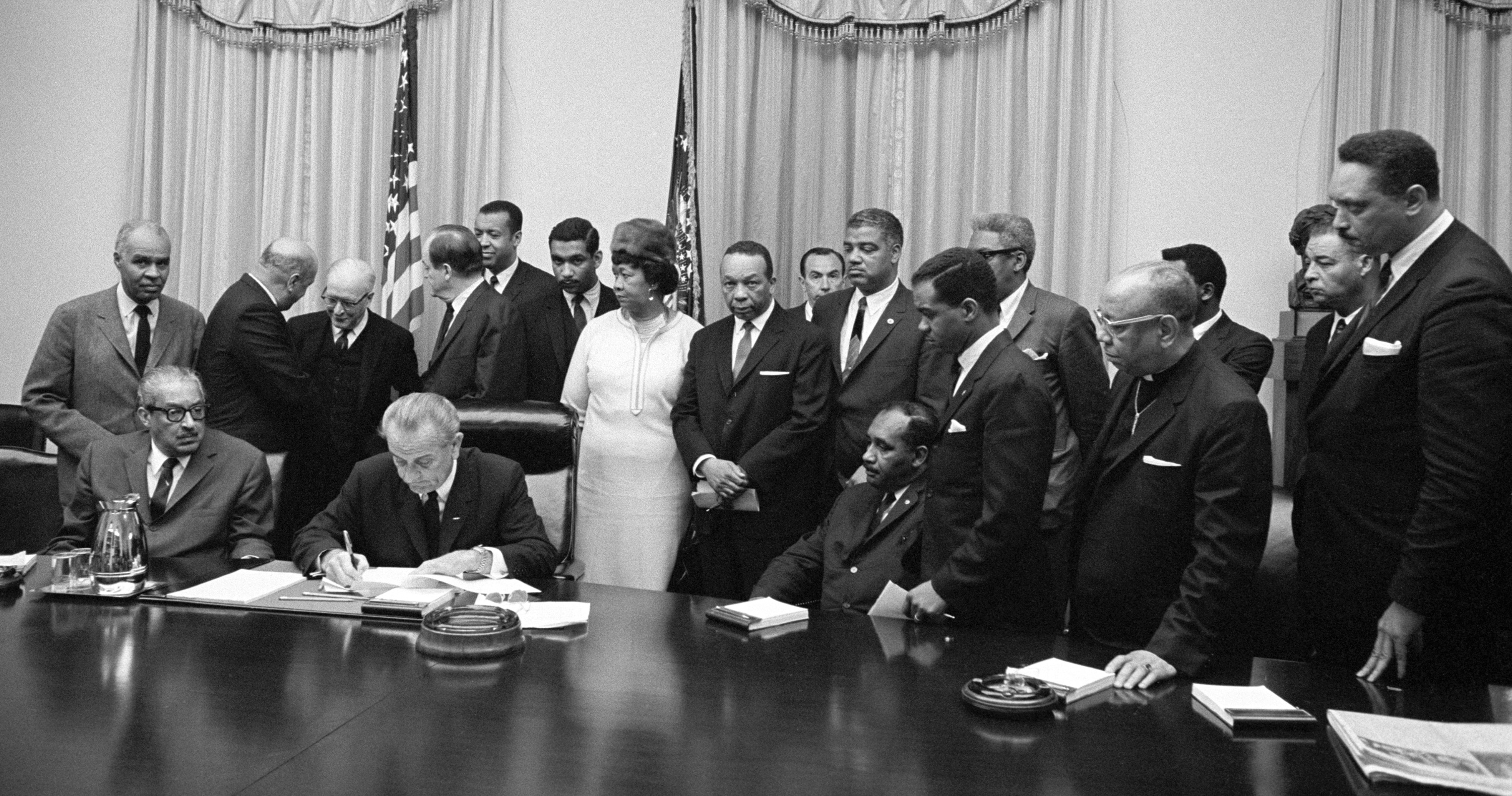Il presidente Lyndon Johnson incontra i leader del movimento per la lotta ai diritti civili subito dopo la morte di Martin Luther King. Rimane famoso il suo intervento in televisione subito dopo l’omicidio per cercare di bloccare gli atti violenti scoppiati in tutto il paese