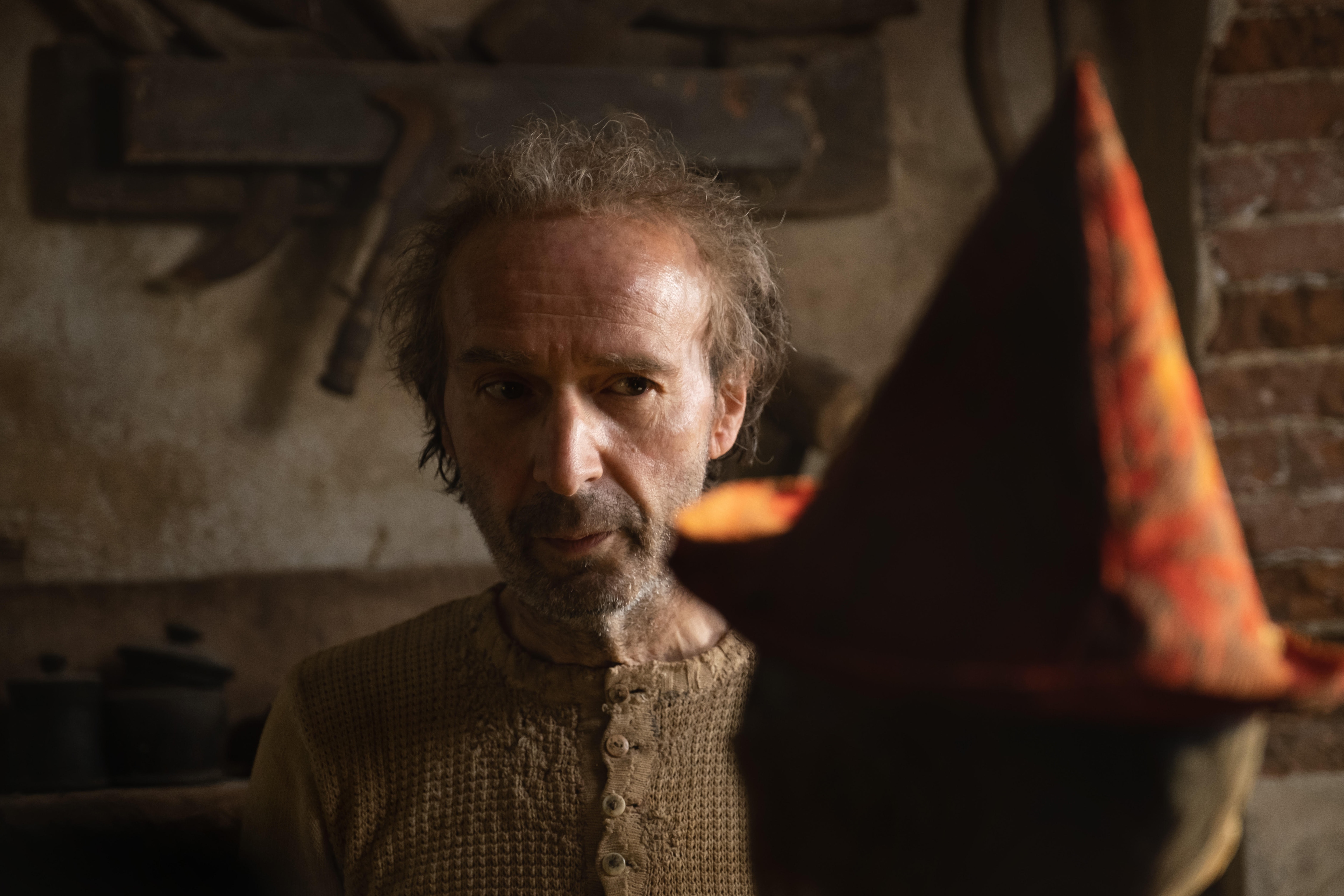 Roberto Benigni nei panni di Geppetto sul set di Pinocchio di Matteo Garrone, attualmente in lavorazione 2019