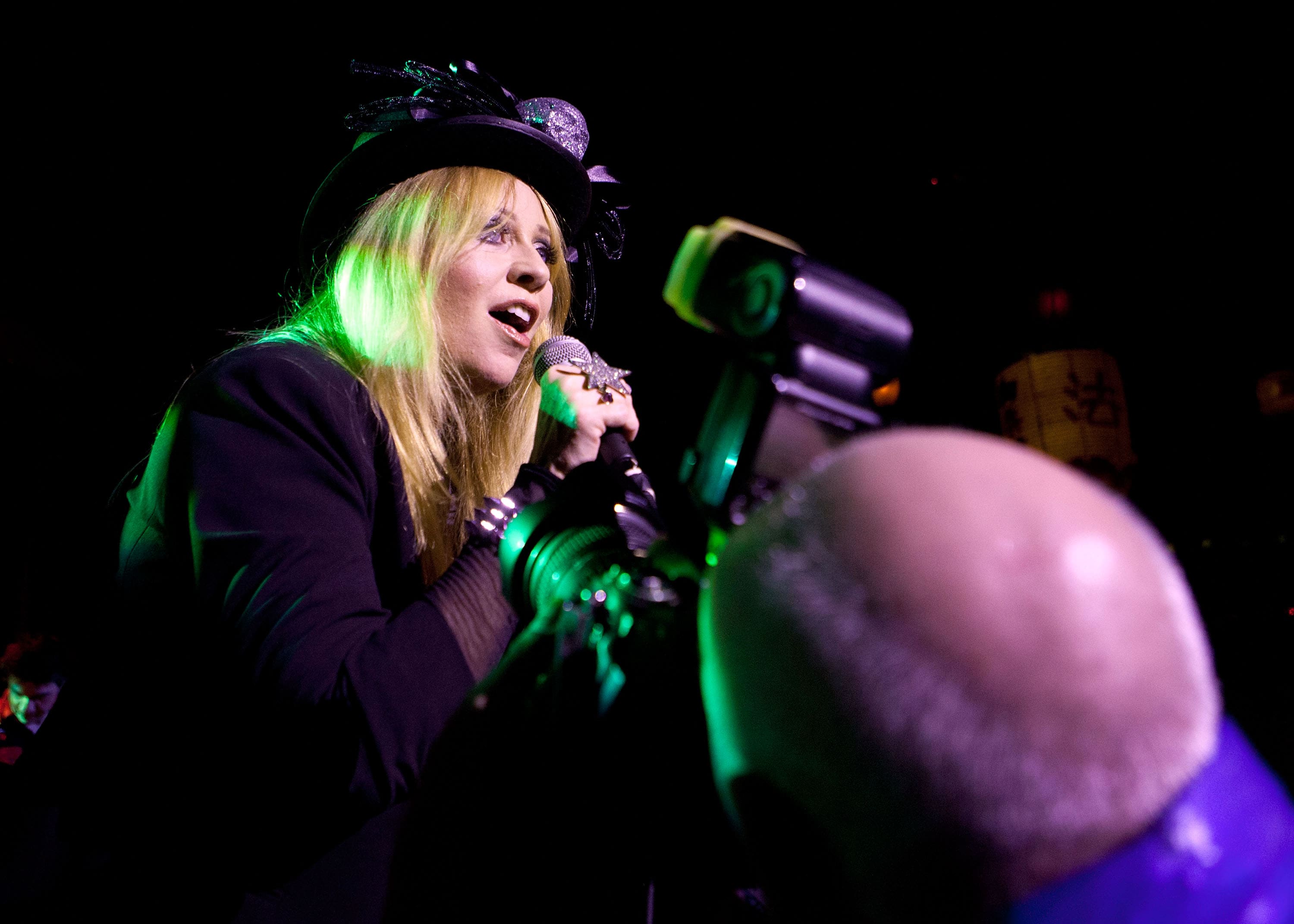 Bebe Buell in concerto nel 2011. Una delle più celebri groupie degli anni Settanta e Ottanta, tra le sue più famose relazioni troviamo George Harrison, Jimmy Page, Mick Jagger, Rod Stewart e Todd Rundgren