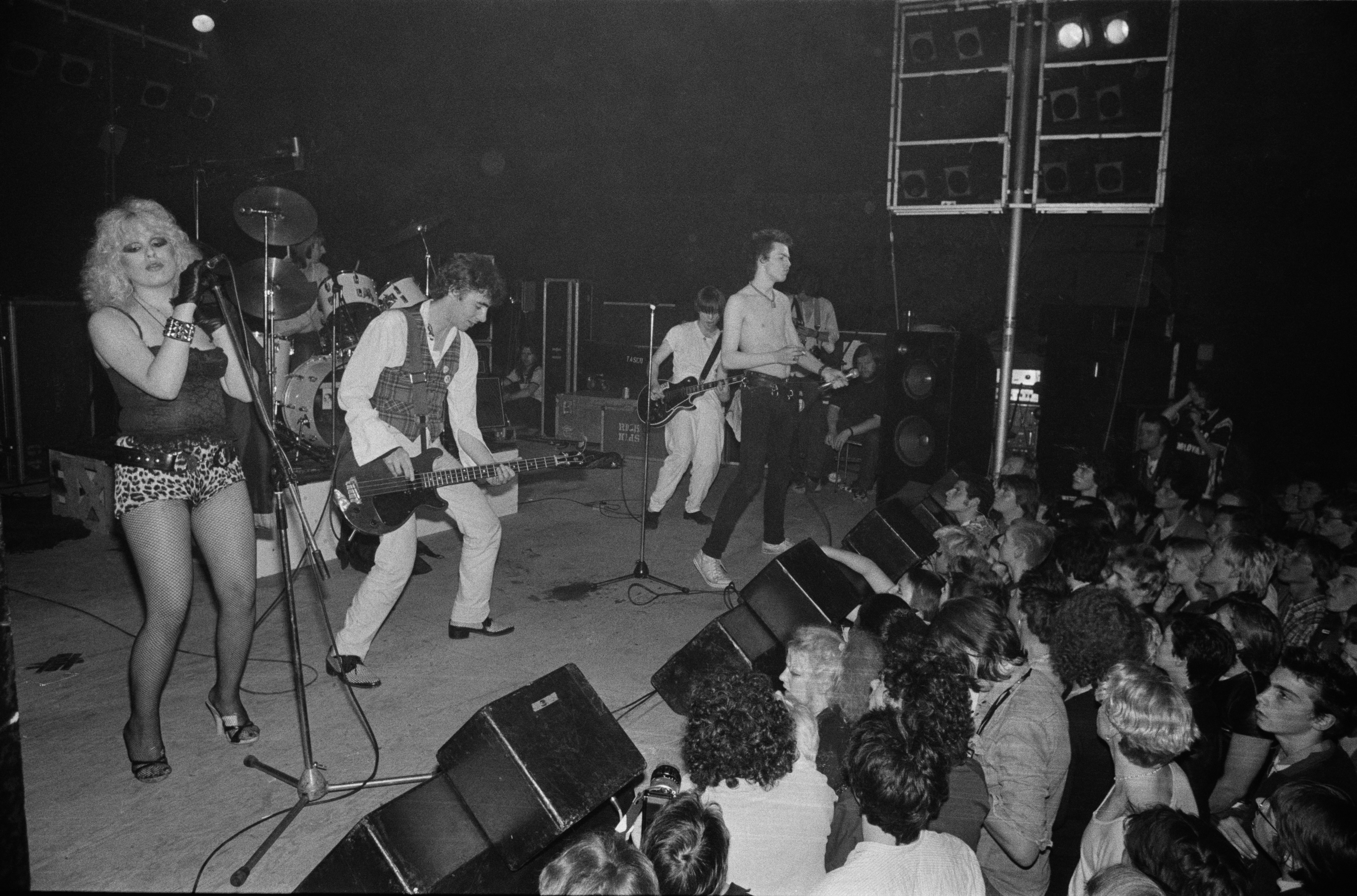 Agosto 1978. Nancy Spungen si esibisce con i Vicious White Kids all'Electric Ballroom di Londra. Con lei , da sinistra a destra: Glen Matlock, Rat Scabies, Sid Vicious, Steve New.