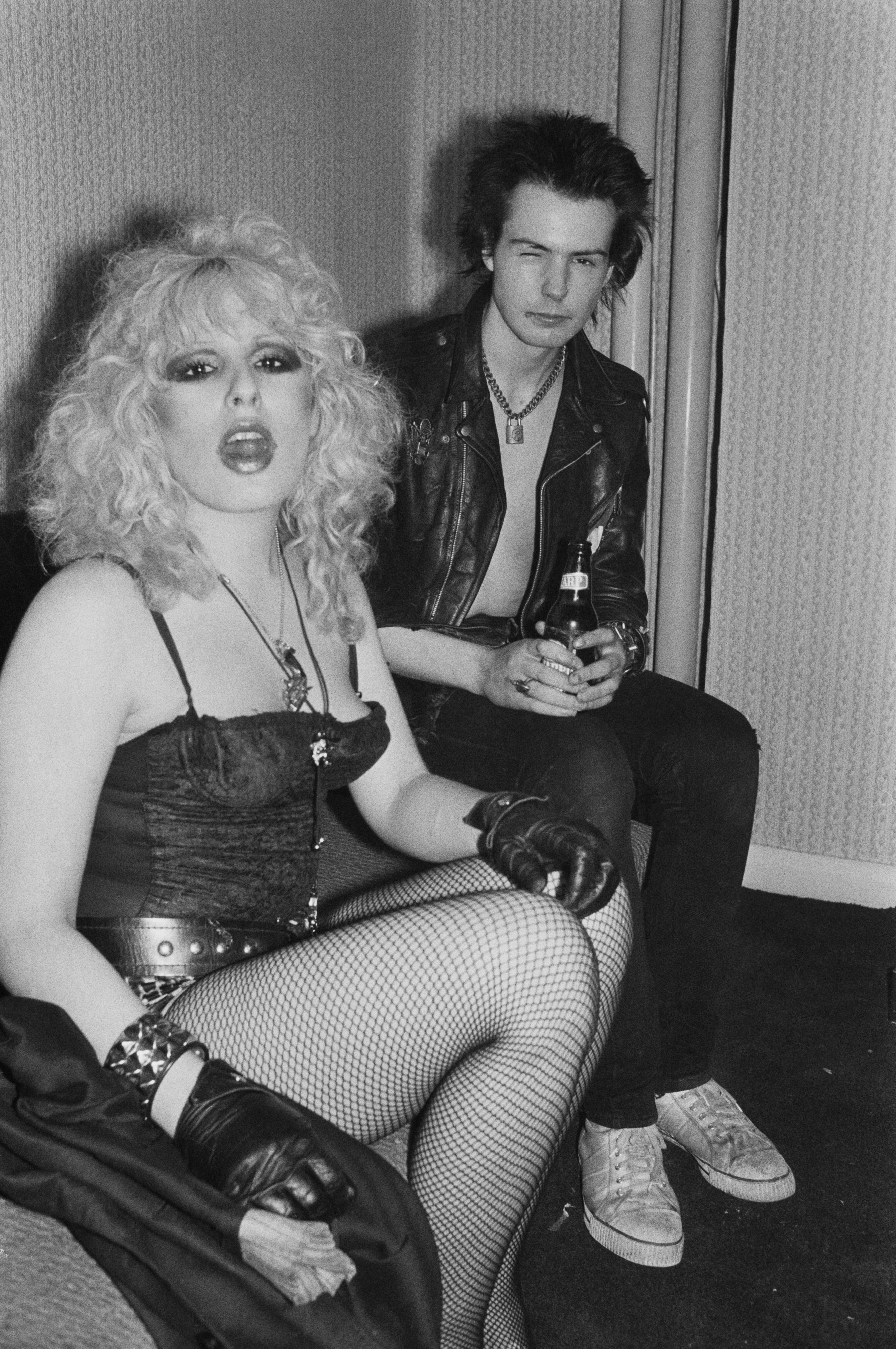 Nancy e Sid, agosto 1978. Nancy Spungen è stata una figura di spicco del punk rock inglese degli anni Settanta ed nota per essere stata la fidanzata del bassista dei Sex Pistols, Sid Vicious. Fu assassinata dal compagno con un colpo da taglio all'addome nell'appartamento del Chelsea Hotel dove risiedeva con lui. Era il 12 ottobre 1978, aveva vent'anni.