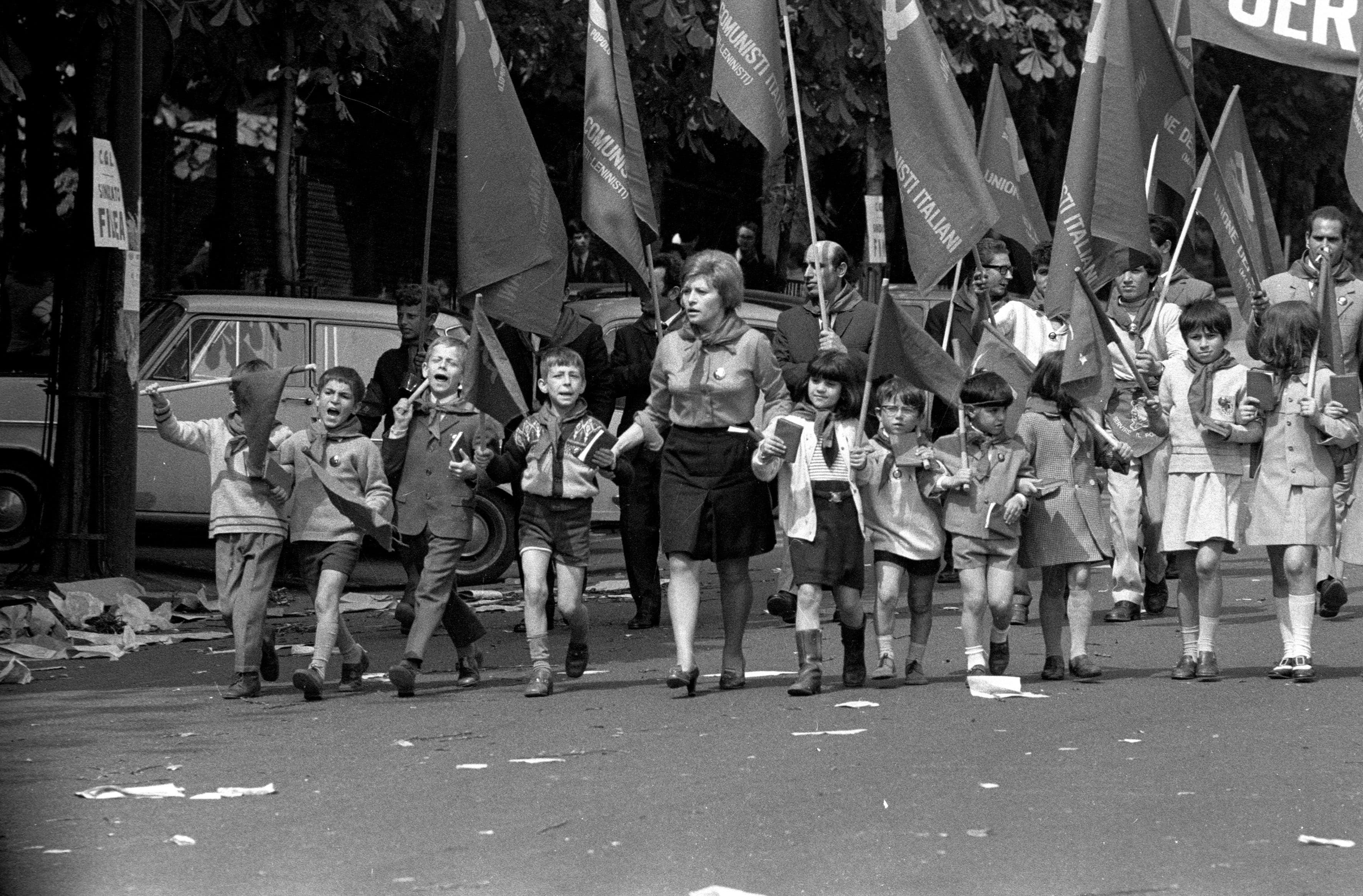 Un gruppo di bambini che partecipano ai festeggiamenti del primo maggio del 1969