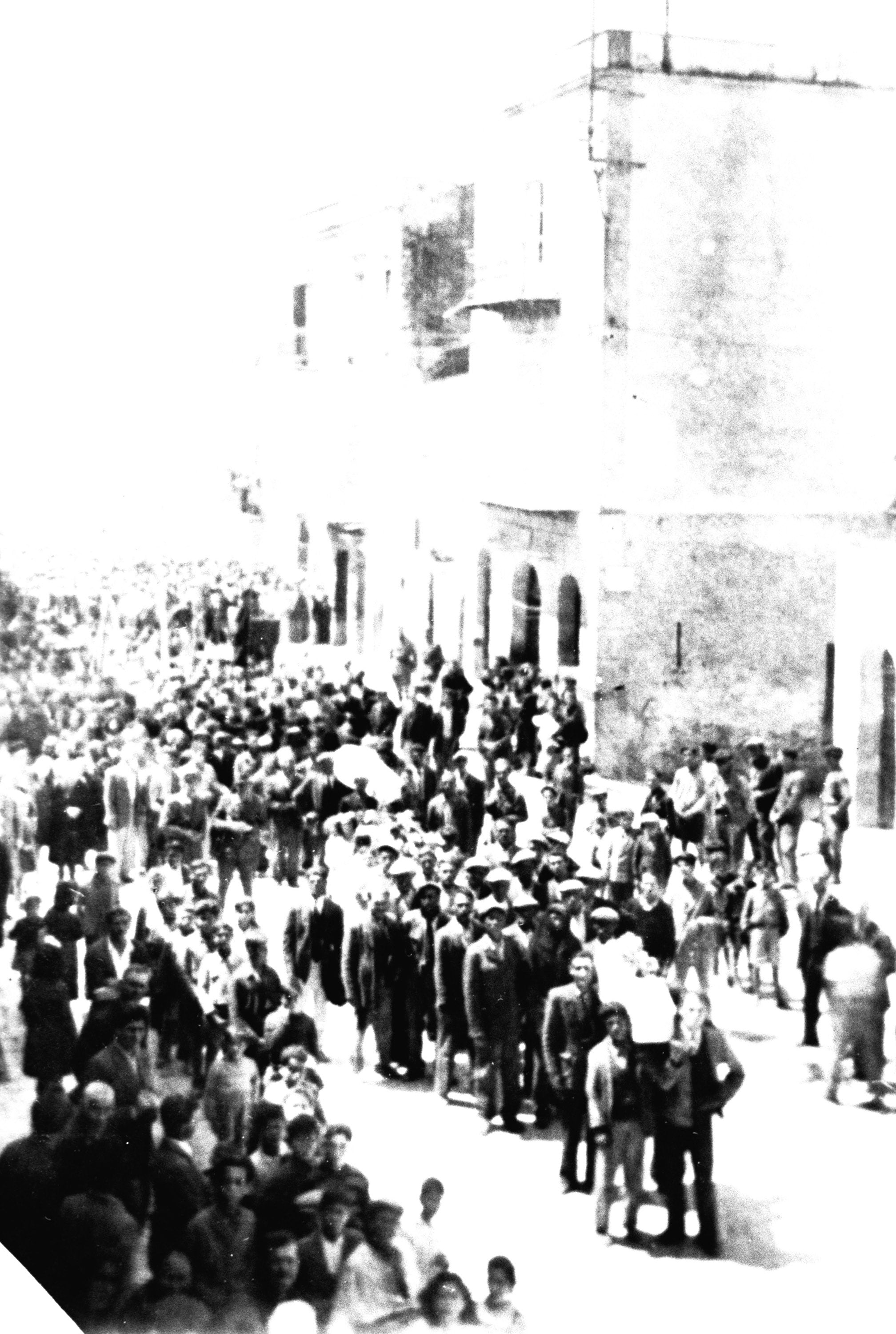 Funerali a Portella della Ginestra dopo l'eccidio del 1 maggio 1947, in cui hanno perso la vita undici persone