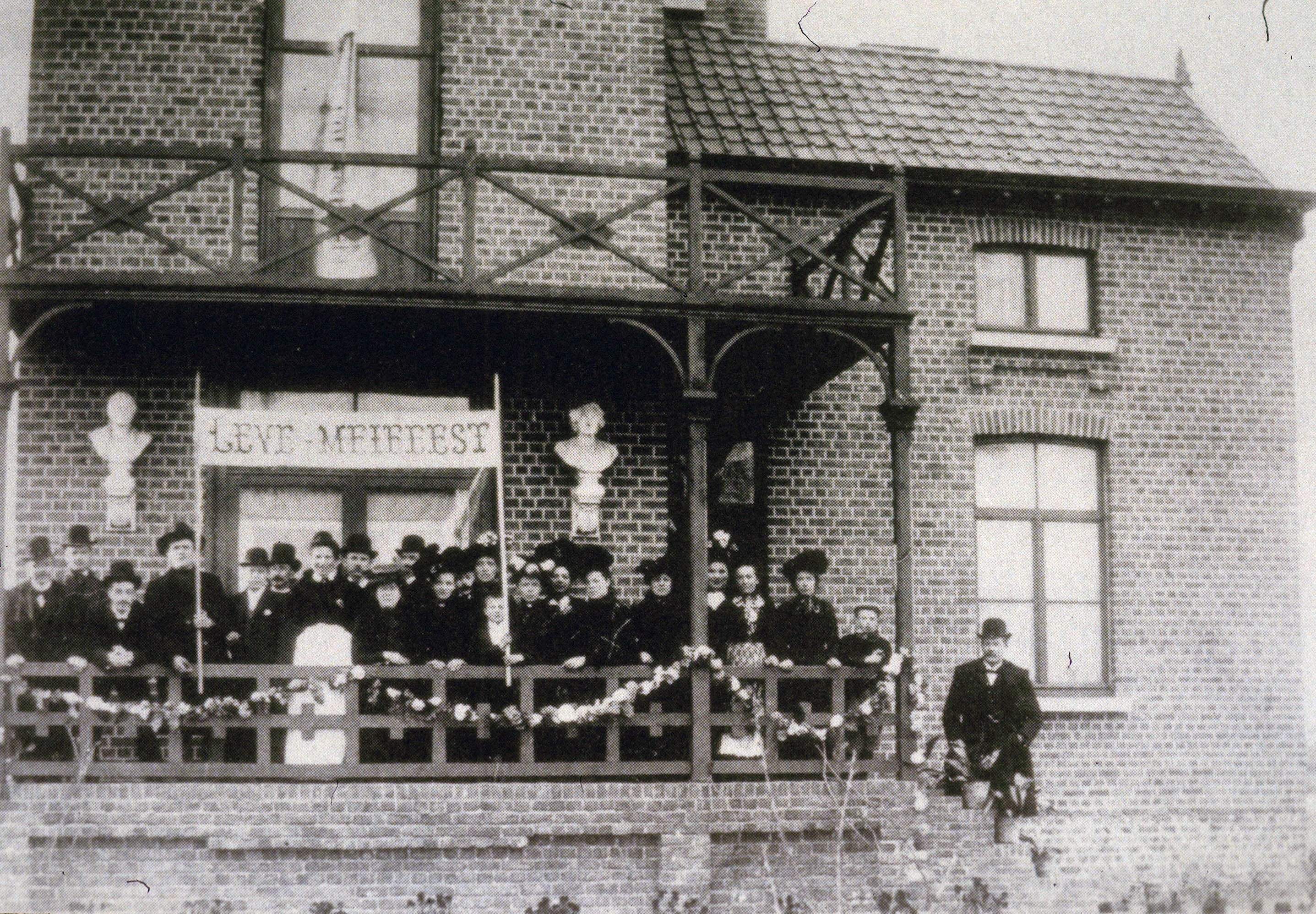 Lavoratori nella città portuale di Ostenda in Belgio per le manifestazioni del primo maggio 1895
