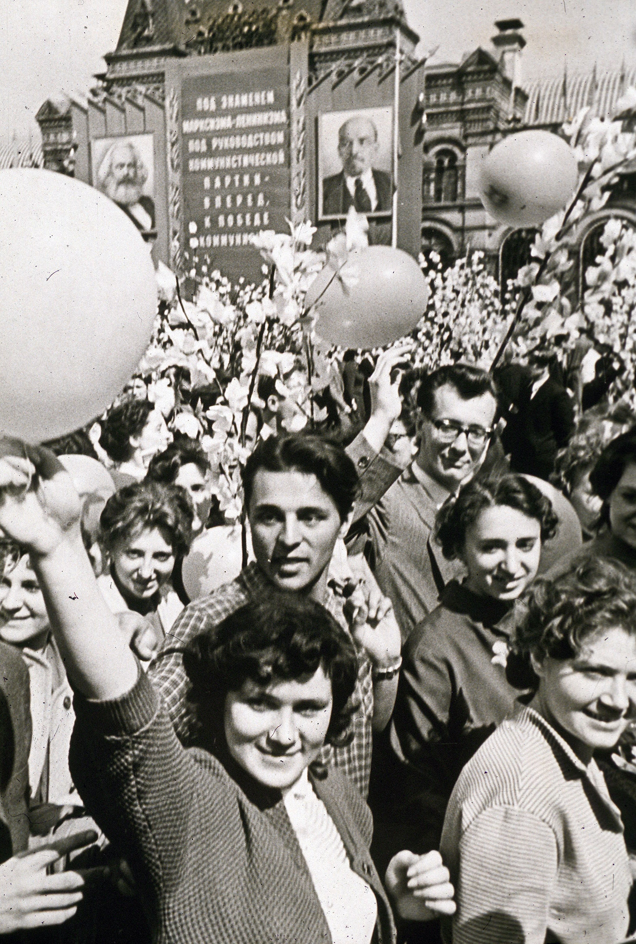 Particolare del corteo per i festeggiamenti per il primo maggio a Mosca negli anni Sessanta