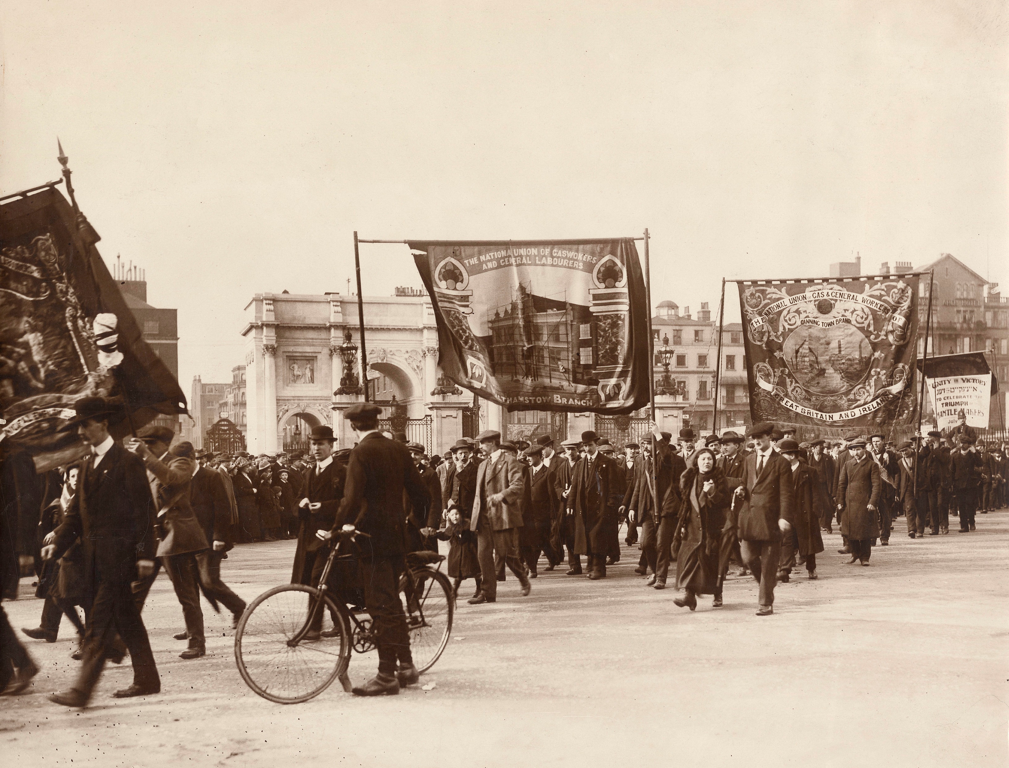 Manifestazione del Labour party in Inghilterra in occasione del primo maggio dei primi anni del Novecento