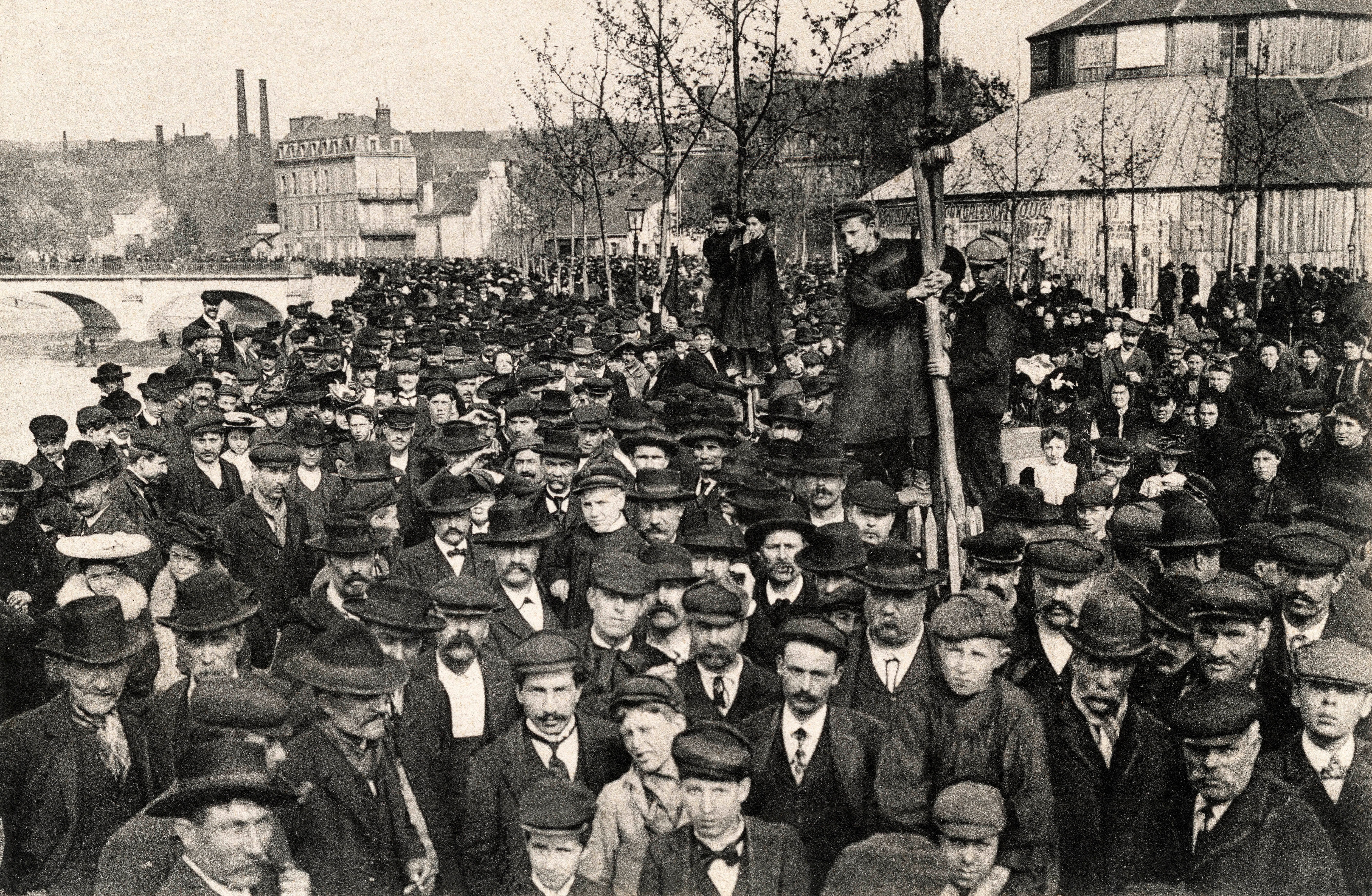 Un particolare della manifestazione del primo maggio in Francia del 1910