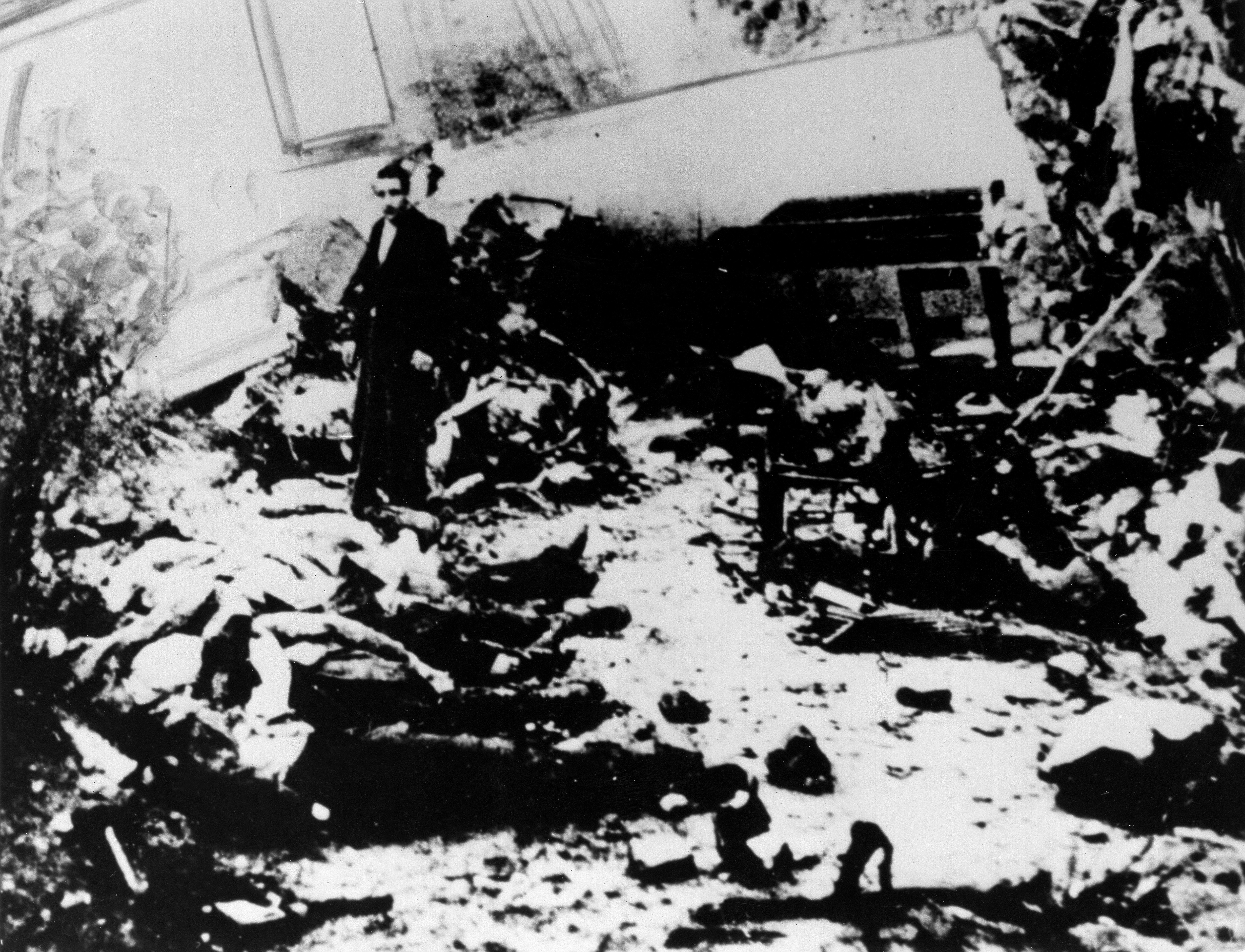 I resti dell’aereo schiantatosi contro il muraglione della basilica di Superga
