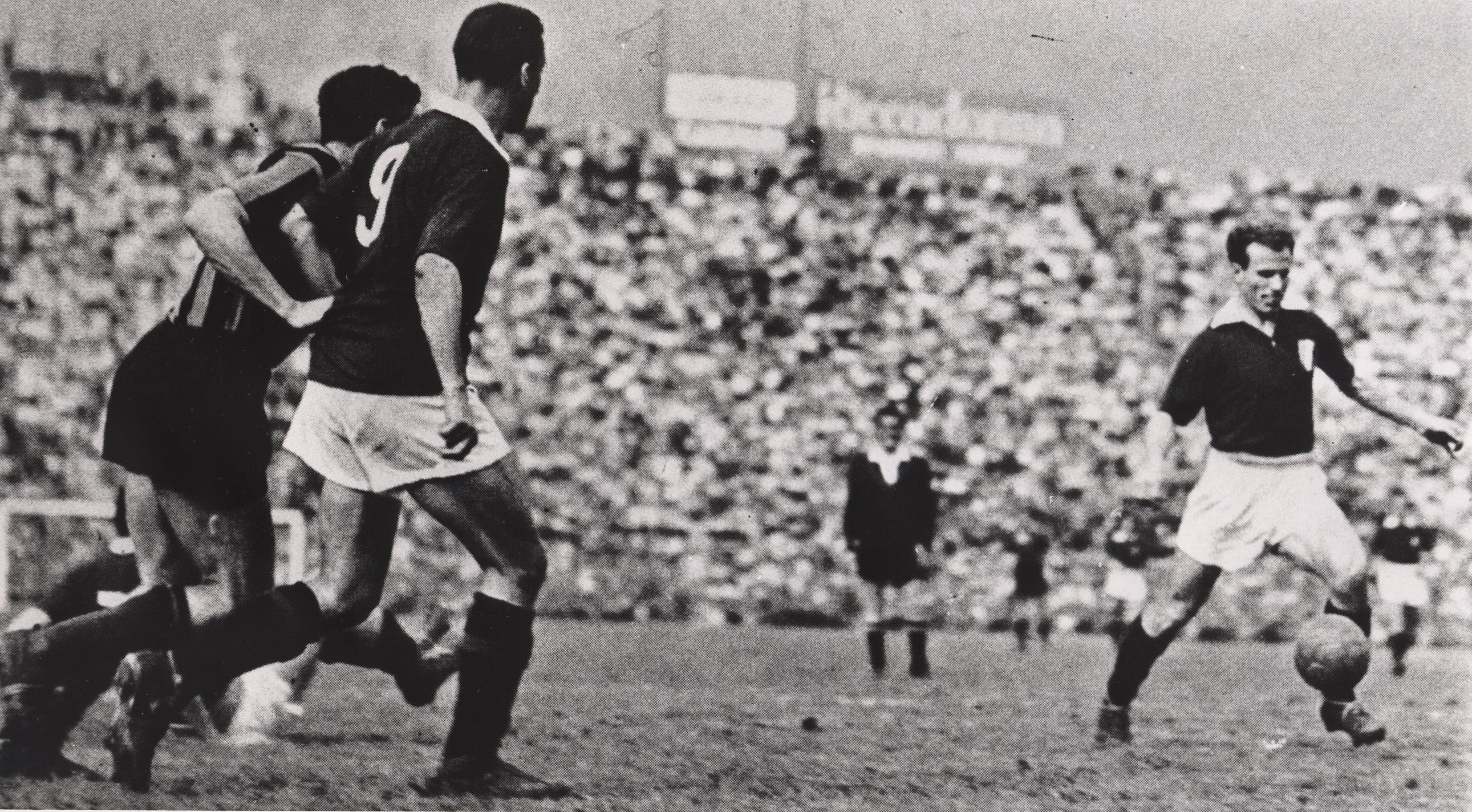 Un’azione di gioco del 1943, la prima stagione in cui il Torino fa il salto di qualità con l’acquisto di giocatori importanti