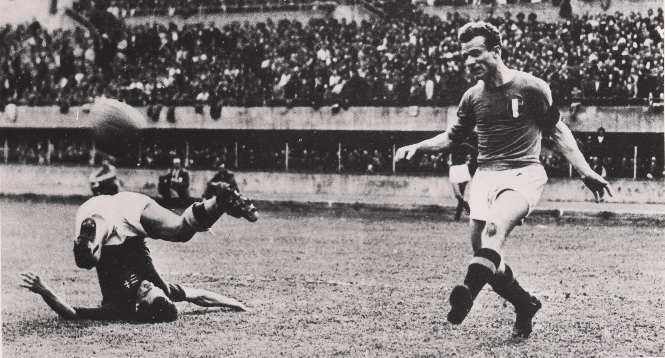Sempre Valentino Mazzola durante un incontro dell’Italia contro l’Ungheria, nel 1947: ben dieci giocatori del Torino fanno parte della nazionale