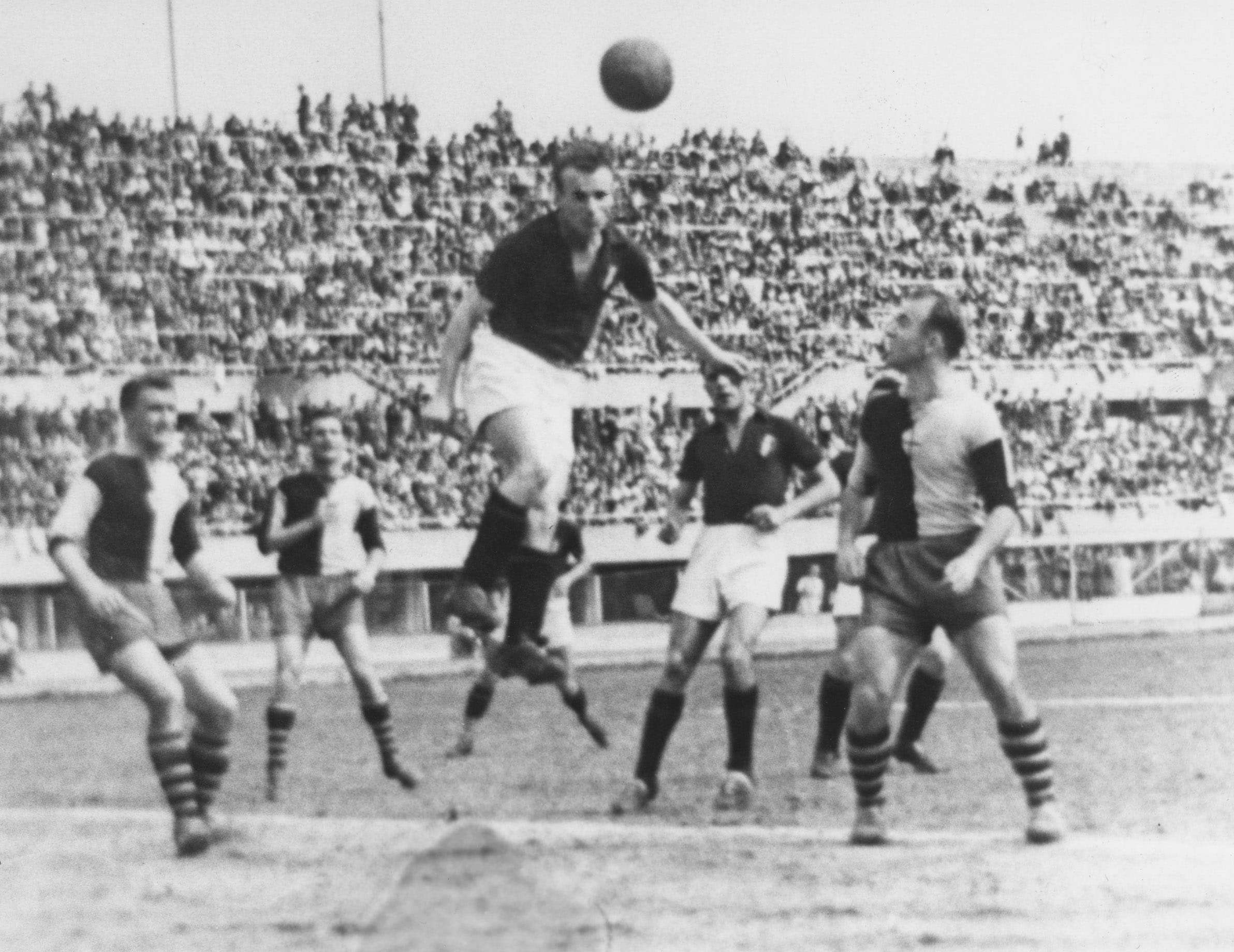 Valentino Mazzola, il capitano del Torino, durante una partita di campionato nel 1947