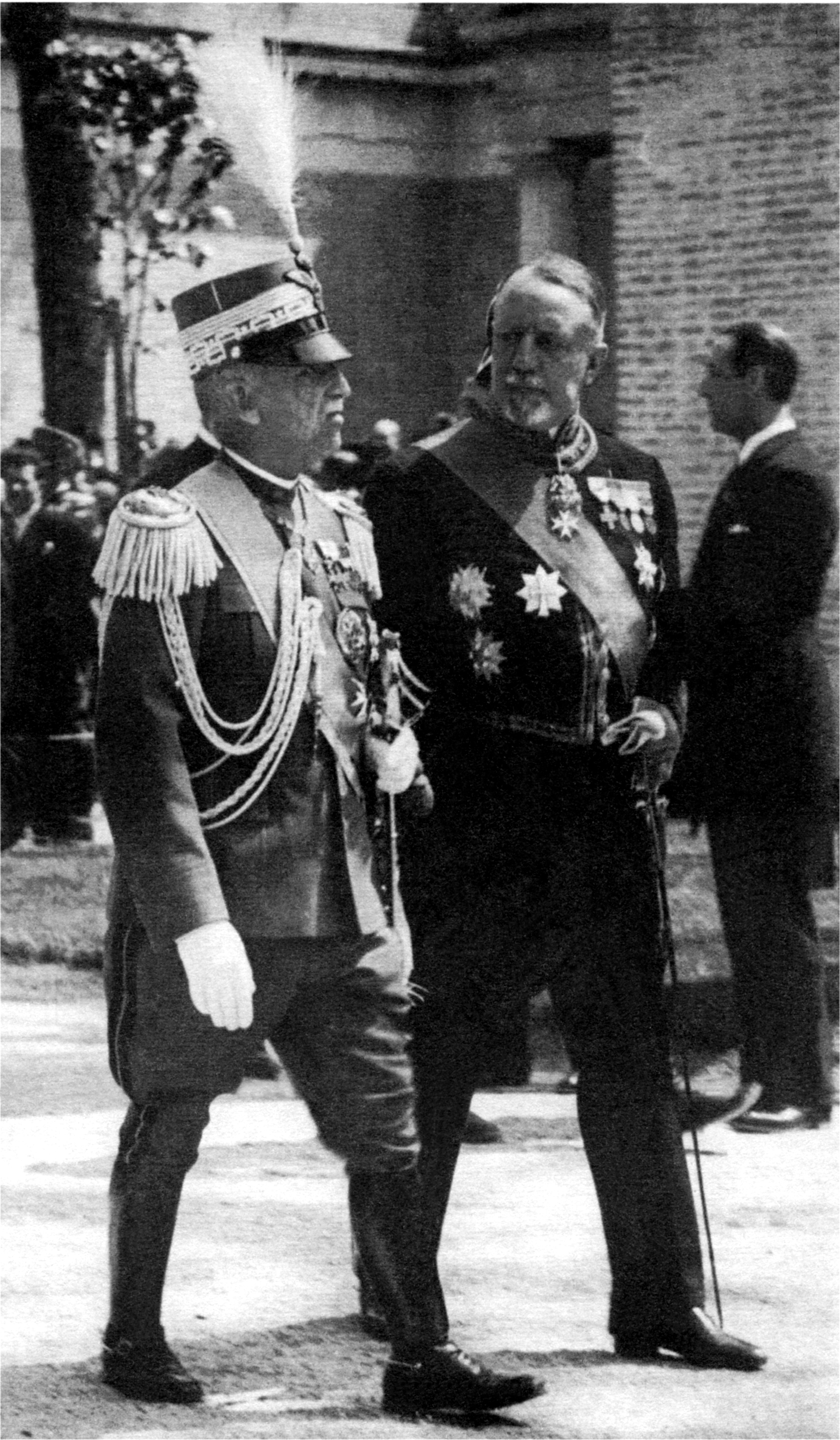 Vittorio Emanuele III, salito al trono improvvisamente alla morte del padre nel 1900, abdicherà a favore del figlio il 9 maggio 1946, affrontando durante il suo regno due conflitti mondiali