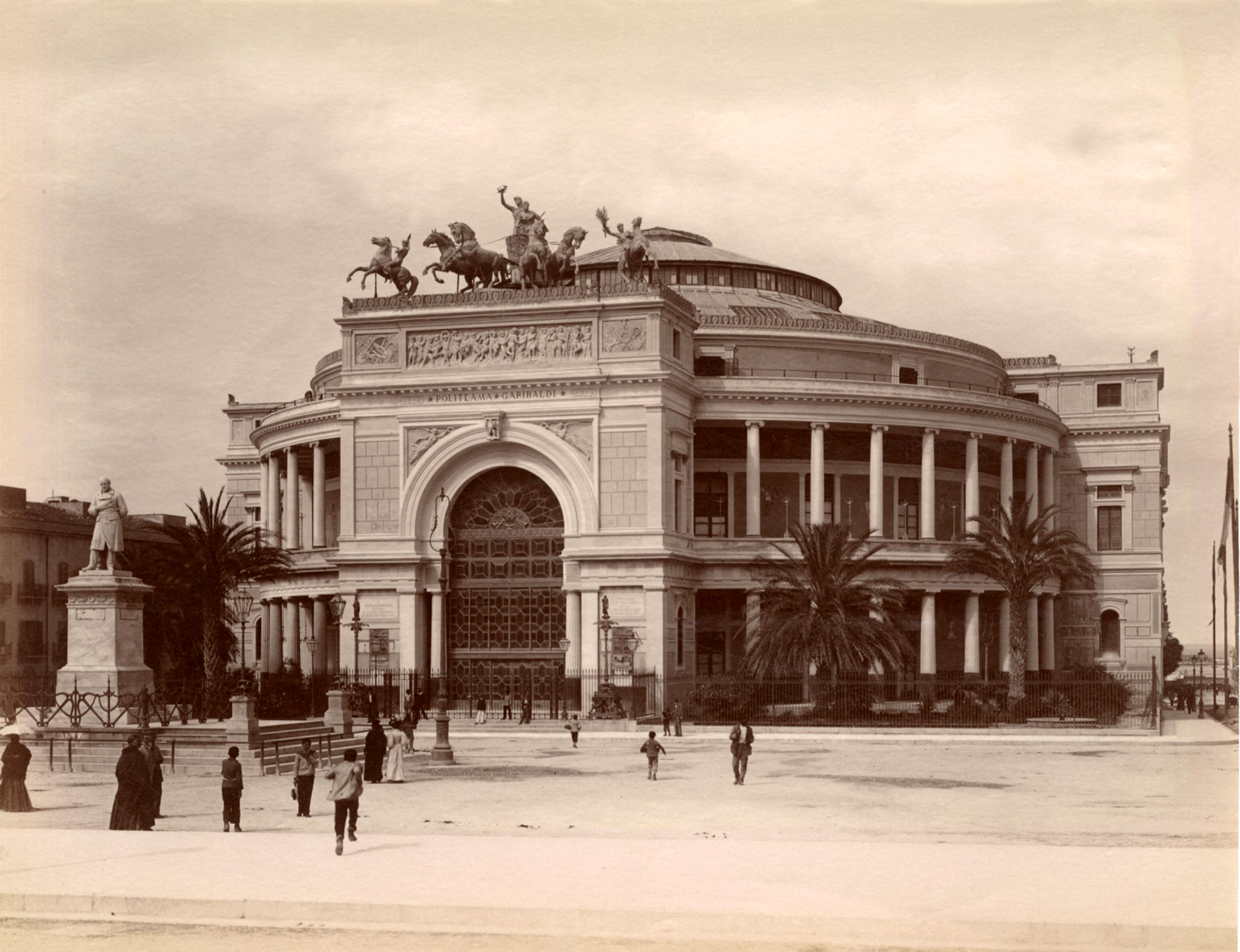 Piazza Politeama a Palermo, nel 1890