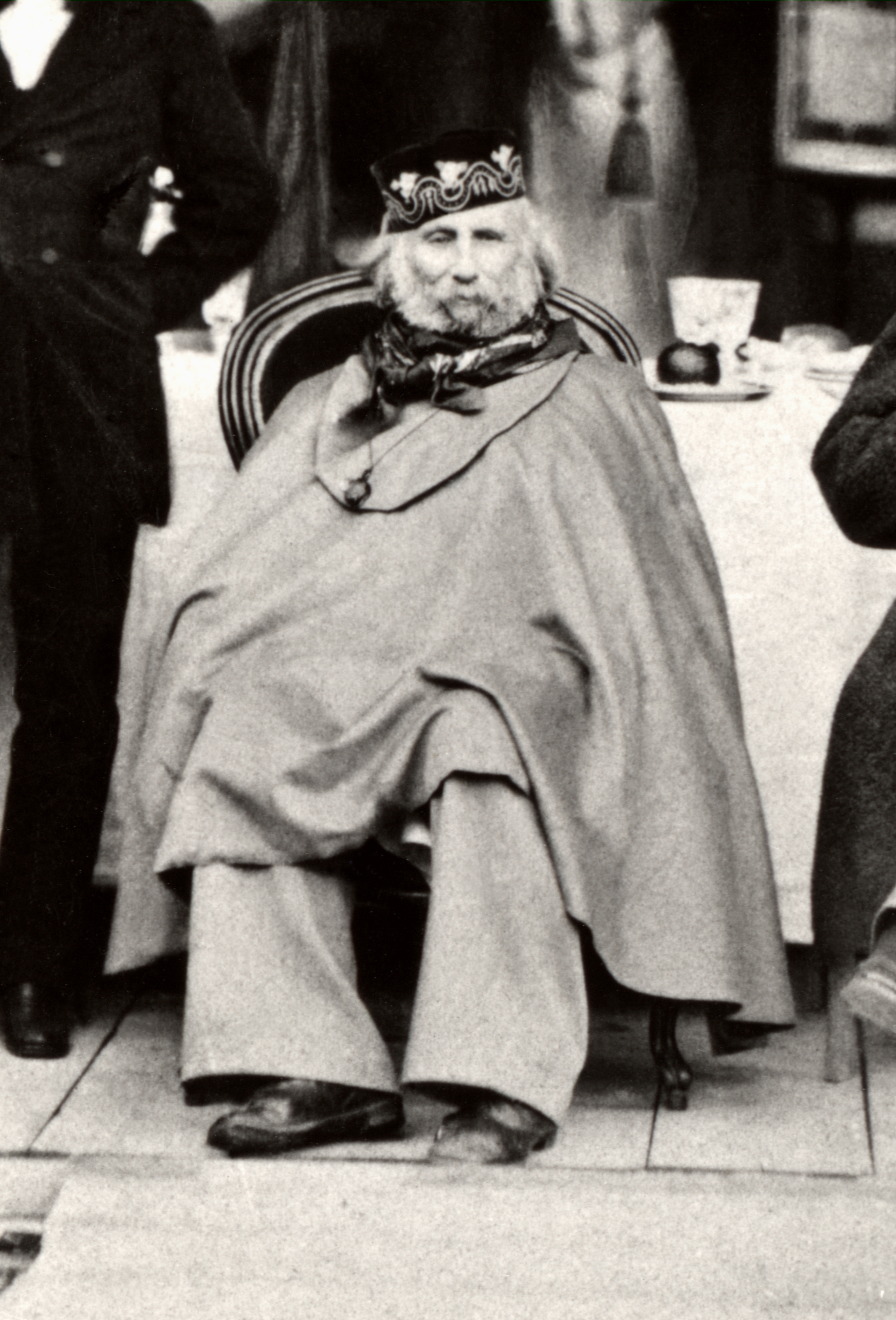 Giuseppe Garibaldi nel febbraio 1875, nonostante ormai anziano indossa sempre la sua caratteristica giubba. Morirà a Caprera, nel 1882