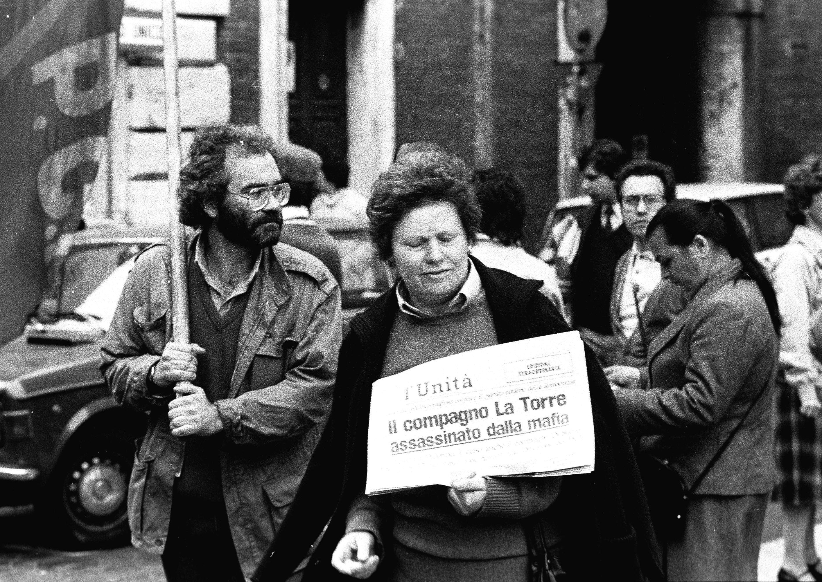 Militanti del partito con una copia de L'Unità il 13 aprile 1982, giorno dell'assassinio di Pio La Torre e del suo autista Rosario Di Salvo