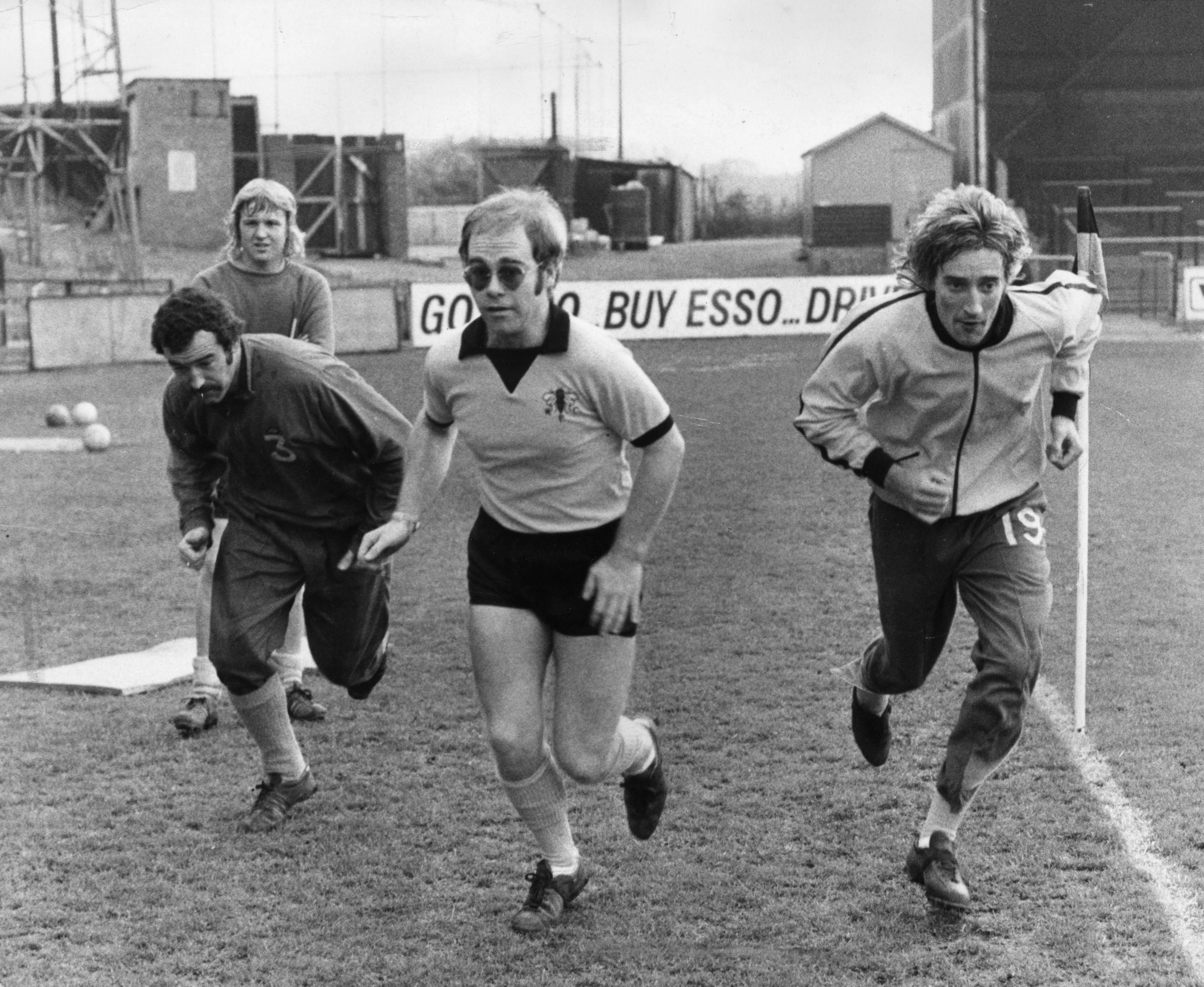 Novembre 1973. Elton John, all'epoca vicepresidente del Watford FC, e Rod Stewart giocano a calcio nello stadio Vicarage Road a Watford