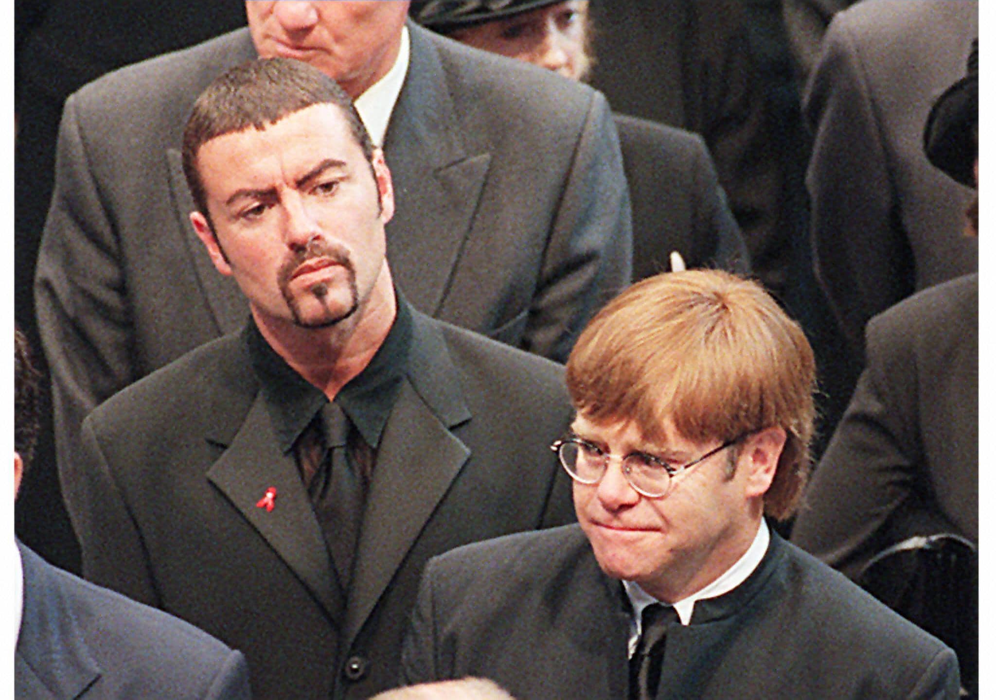 6 settembre 1997. Elton John e George Michael ai funerali di Lady Diana, morta in un incidente d'auto il 31 agosto a Parigi