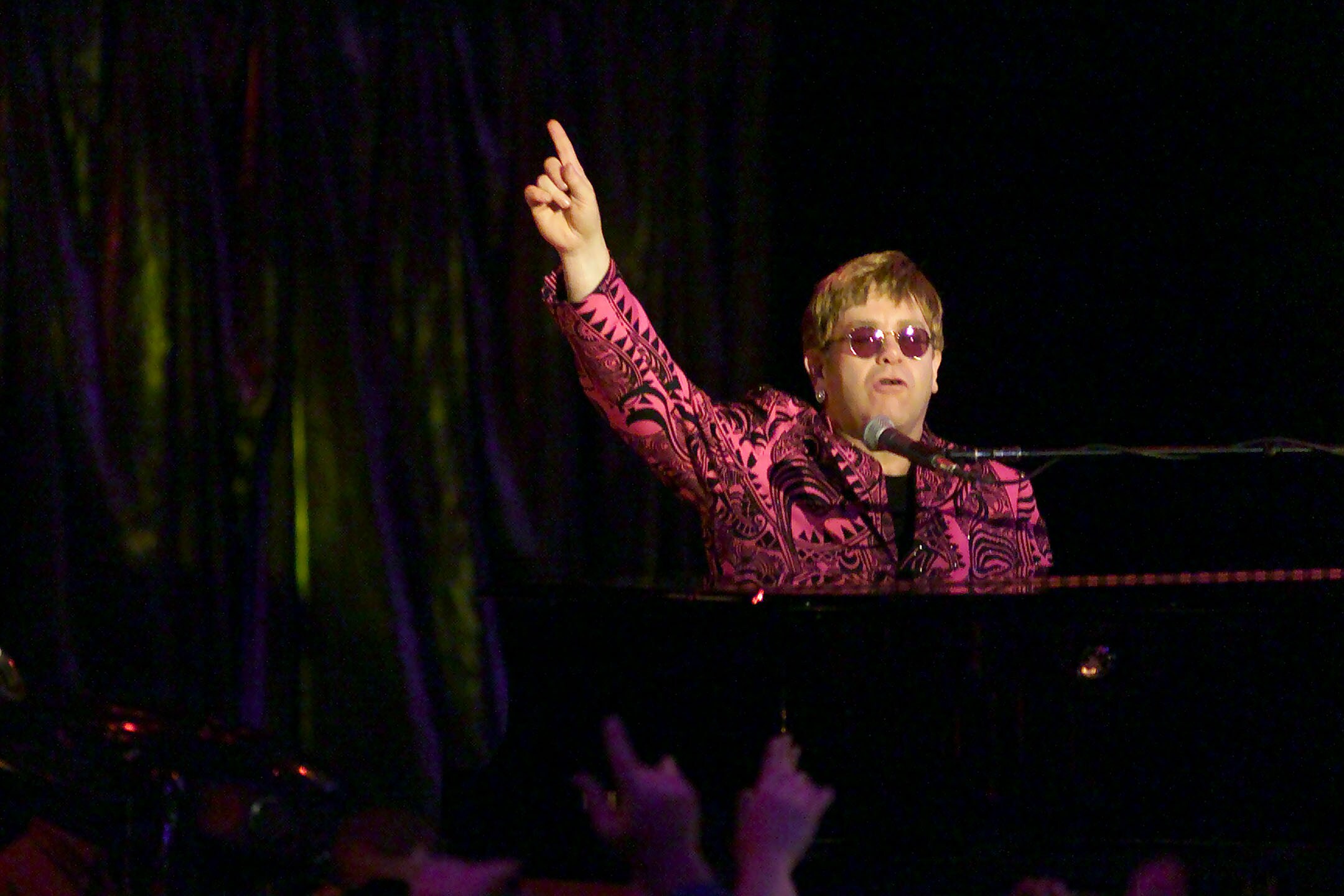 Elton John si esibisce al Madison Square Garden a New York nell'ottobre del 2000 