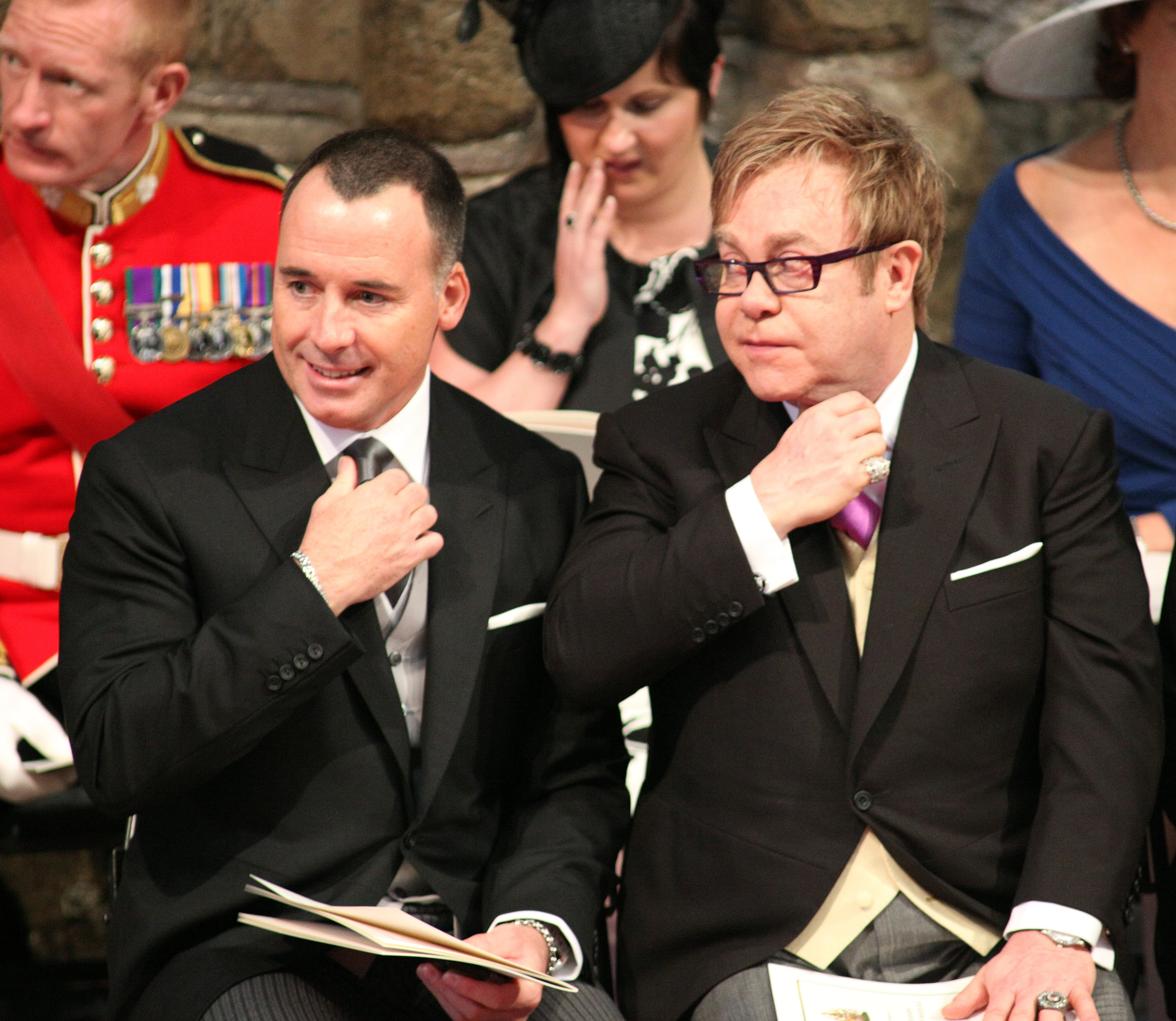 29 aprile 2011. Sir Elton John e il compagno David Furnish partecipano alle nozze tra il principe William e Kate Middleton nell'abbazia di Westminster a Londra