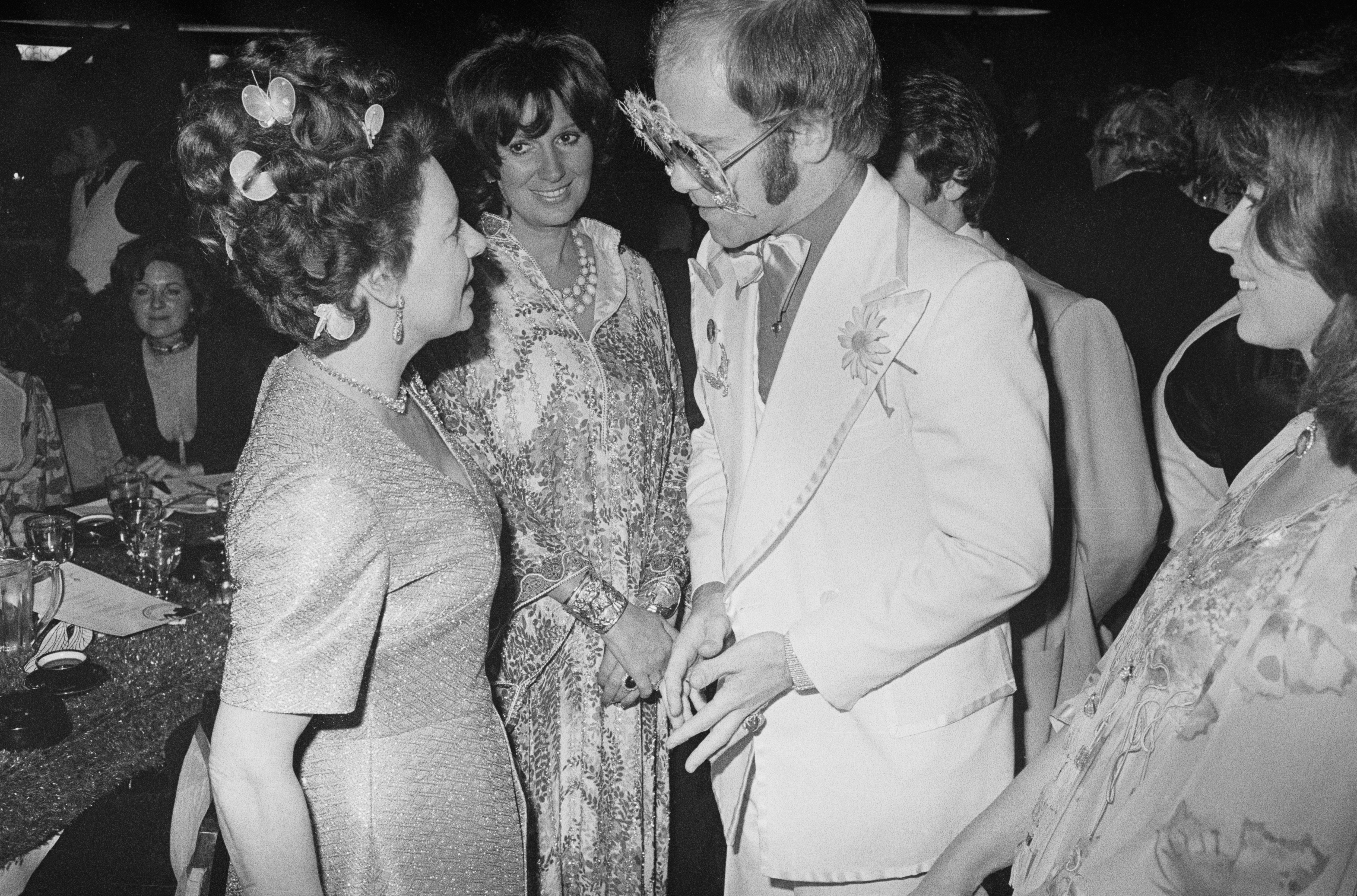 Elton John e la principessa Margaret (1930 - 2002) parlano ad un evento di gala nel 1974. Sulla destra l’attrice Nanette Newman