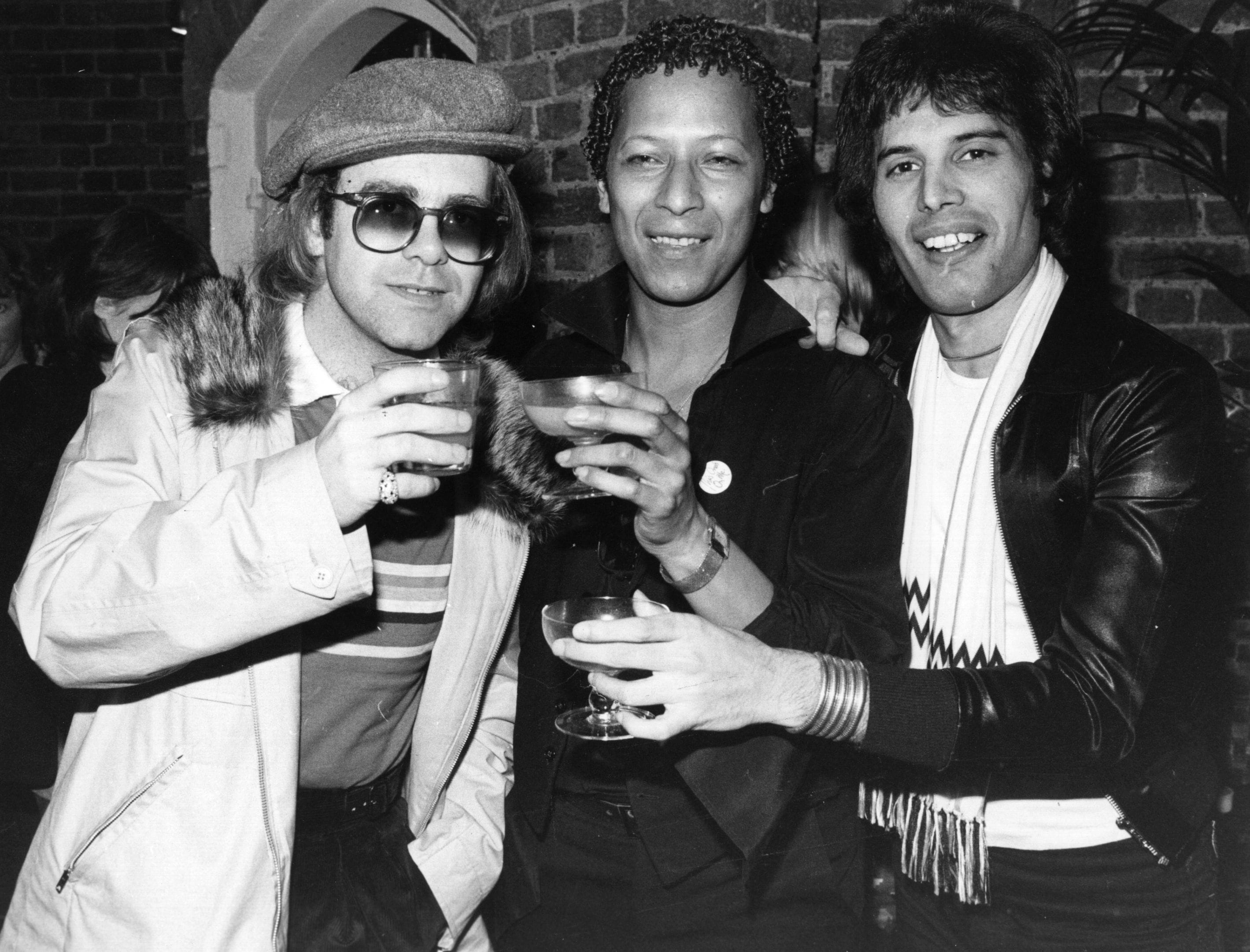Ottobre 1977. Elton John con la star dei musical Peter Straker e un giovane Freddie Mercury