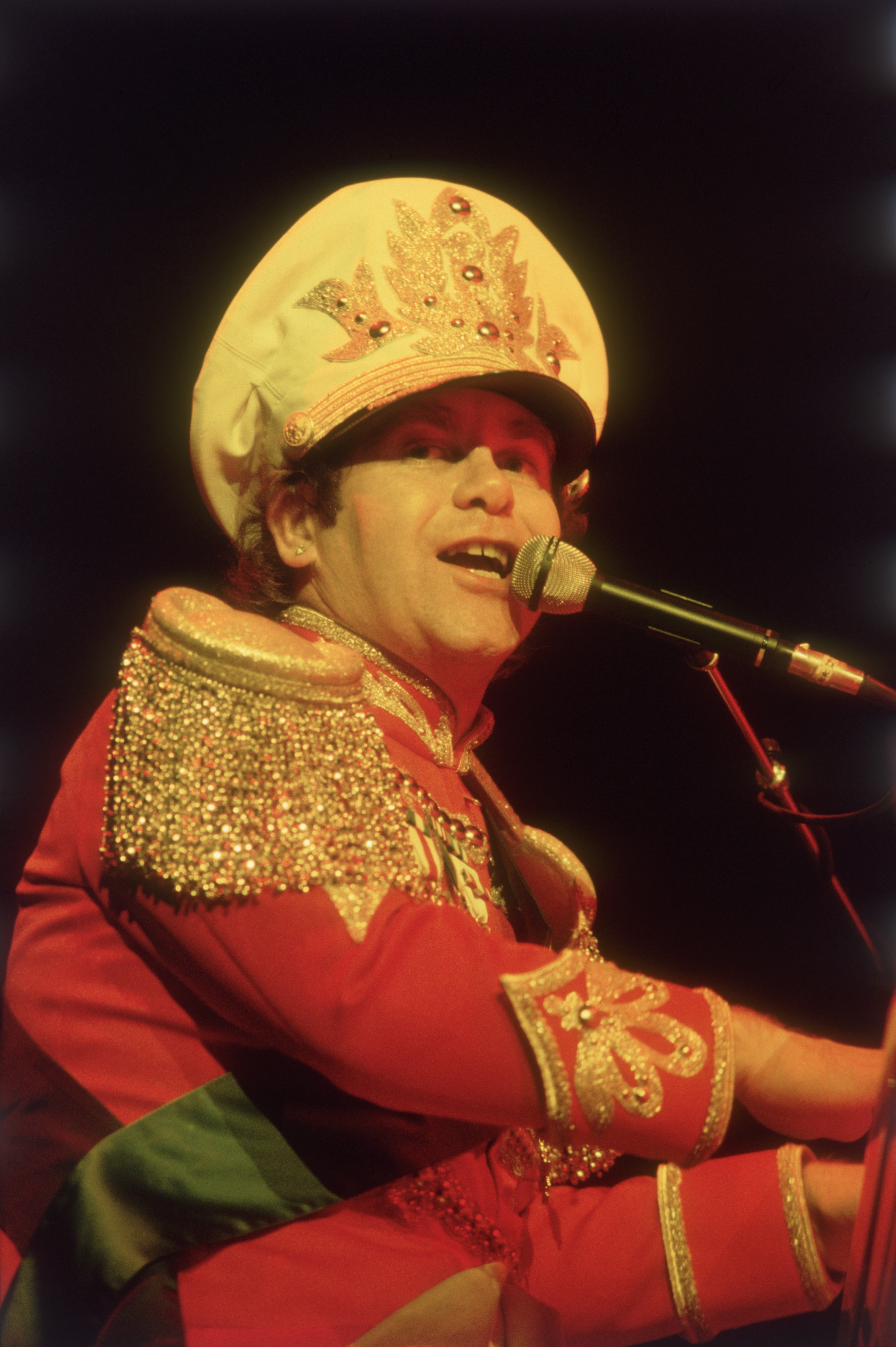 Dicembre 1982. Elton John si esibisce indossando la parodia di un'uniforme militare