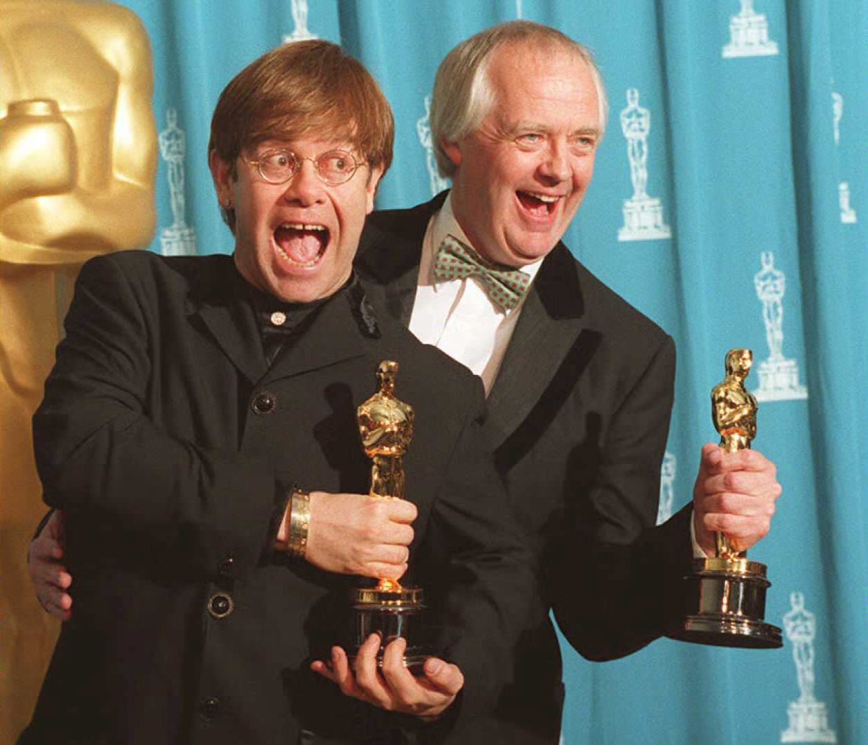 Marzo 1995. Elton John e il paroliere Tim Rice posano per i fotografi dopo aver vinto l'Oscar come miglior canzone con “Can You Feel the Love Tonight?” dal film “Il Re Leone”