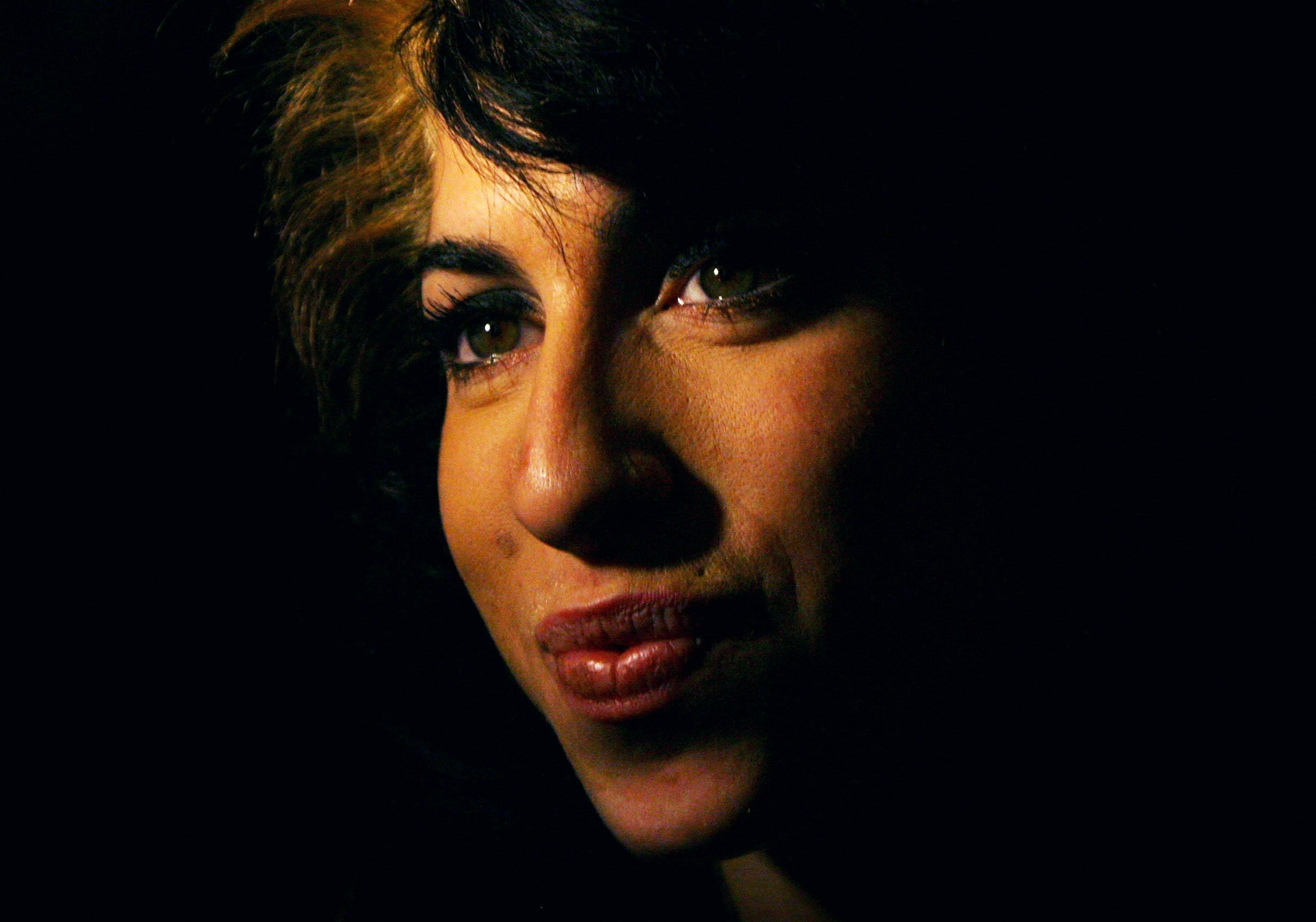 Londra, maggio 2008. Un primo piano sereno di Amy Winehouse agli Ivor Novello Award 