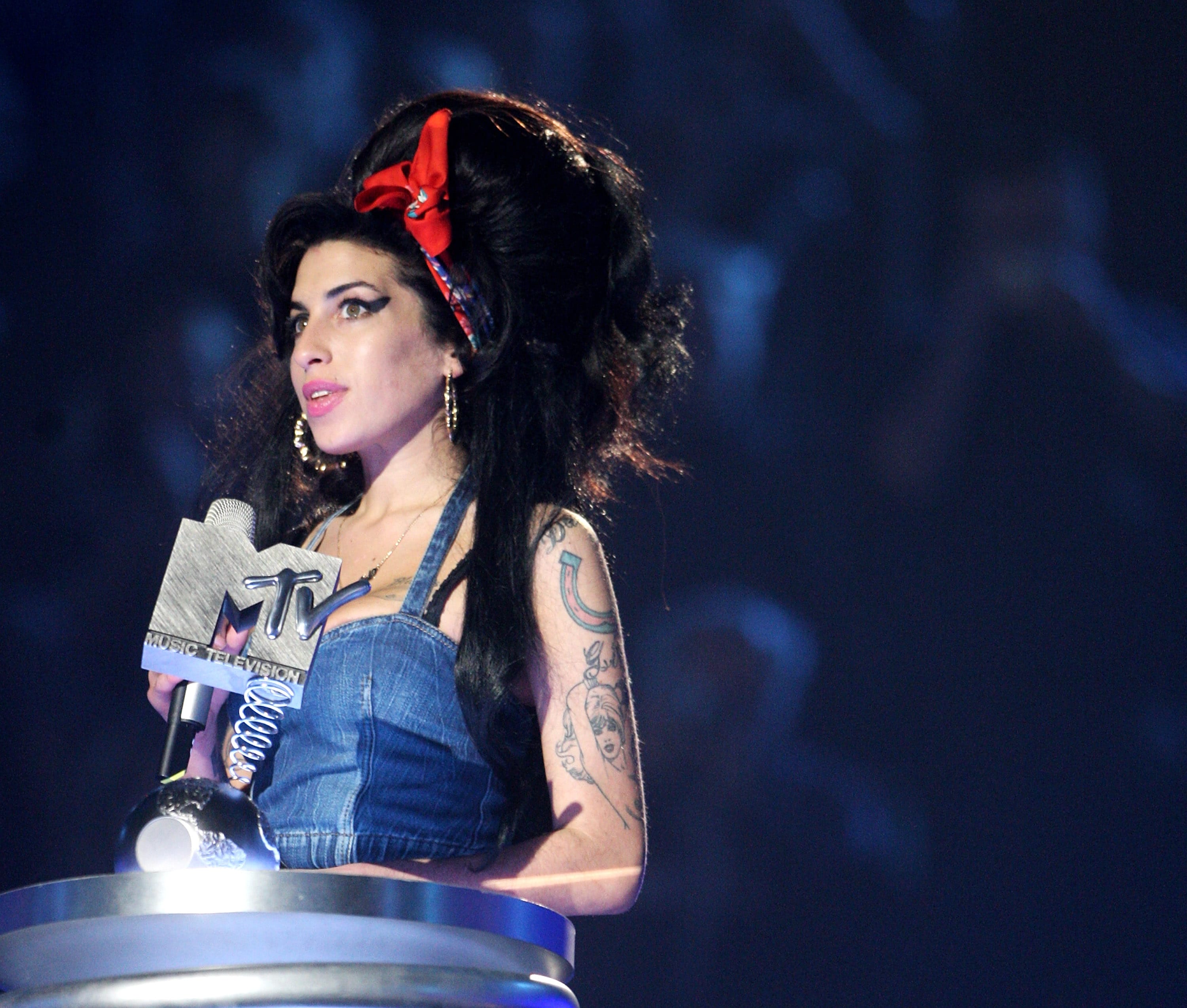 Novembre 2007. Amy Winehouse agli MTV Europe Music Awards a Monaco. Ha appena vinto il premio come miglior artista