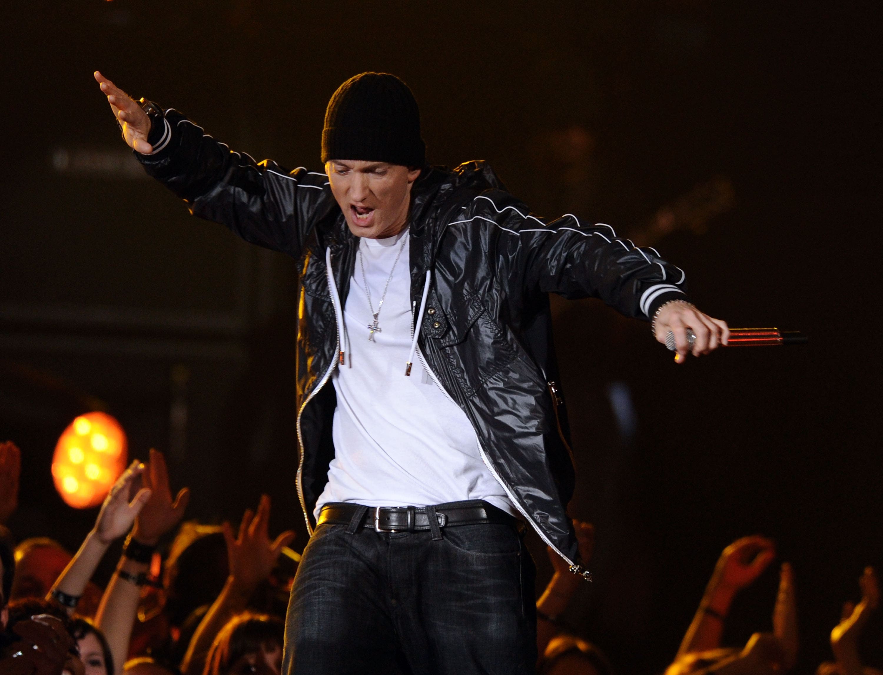 Marshall Mathers è l’artista più venduto al mondo oltre a essere uno dei migliori rapper di sempre: dal suo inizio nel 1996 con l’album di debutto Album Infinite, Eminem ha prodotto alcuni dei migliori pezzi rap di sempre. Da un flow irriverente e ostinato all’ultimo singolo Walk on Water ft. Beyoncé, Eminem è stato in grado di esprimersi e di usare il suo talento per raggiungere il successo e produrre musica con alcuni dei migliori artisti rap e pop dagli anni 2000.