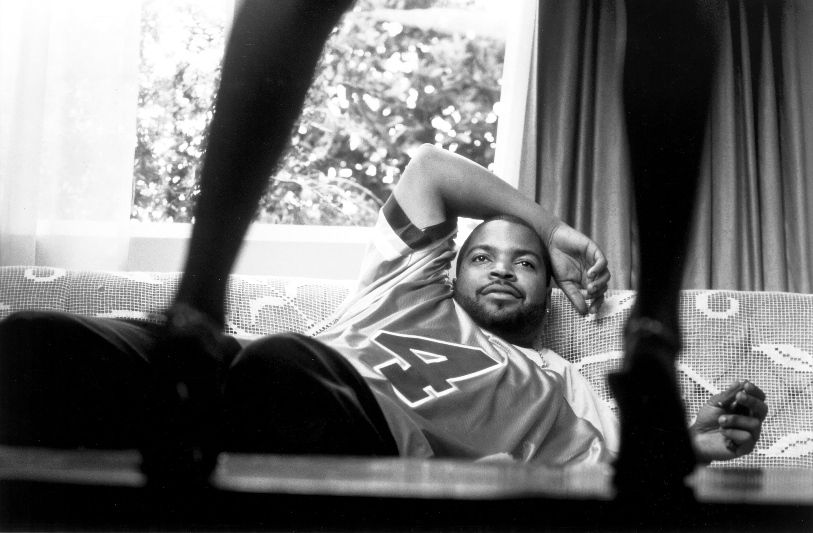 Ice Cube non è uno dei migliori rapper di tutti i tempi solo perché è uno dei membri dei N.W.A., il gruppo che ha dato il via al rap – con Dr. Dre, Eazy-E, DJ Yella e MC Ren. Ice Cube ha iniziato la carriera da solista nel 1989, carriera incentrata sul rap e sulla recitazione. Dal primo album AmeriKKKa’s Most Wanted a recitare nel film Straight Outta Compton, il filmo autobiografico dei N.W.A, Ice Cube è una leggenda vivente nella storia del rap.