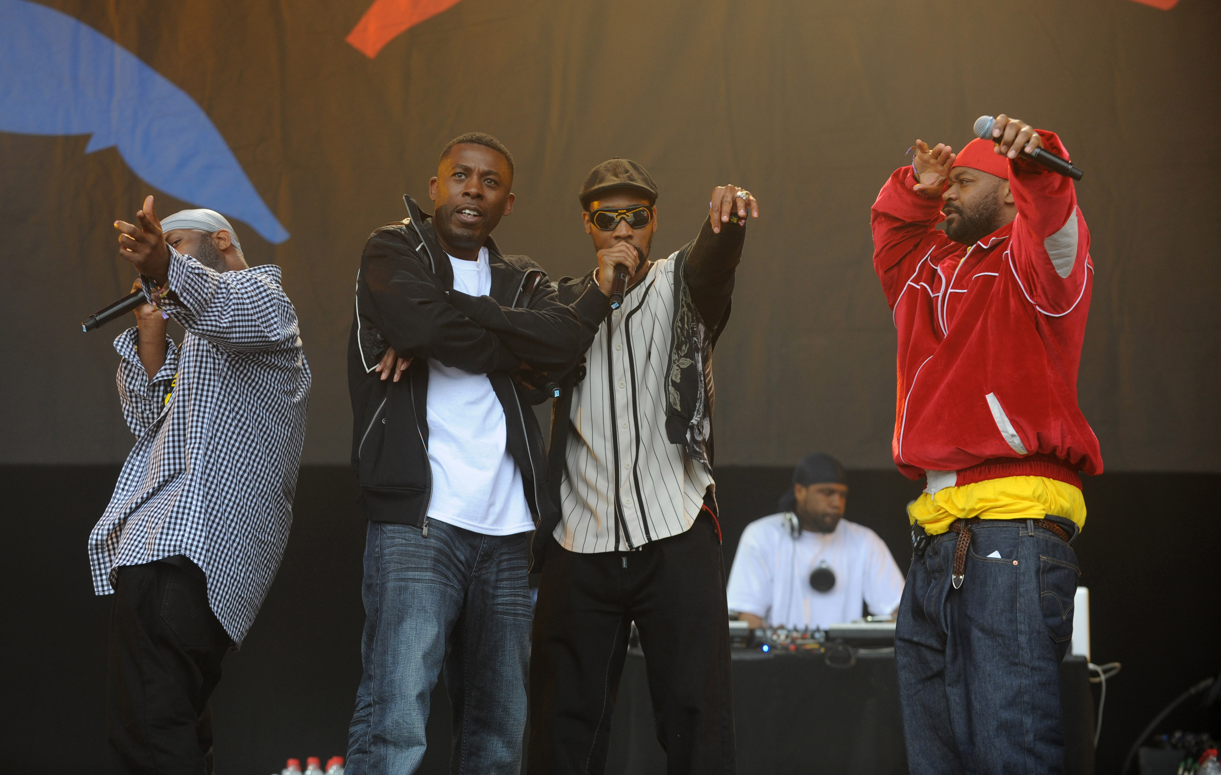 Di base a Staten Island (New York), il Wu Tang clan (RZA, GZA, Ol' Dirty Bastard, Method Man, Raekwon, Ghostface Killah, Inspectah Deck, U-God, Masta Killa e infine Cappadonna, che dopo una lunga collaborazione esterna è diventato membro onorario del clan) è la prima ensemble a coniugare hip hop, cultura b-movie e delle arti marziali. Il loro capolavoro del 1993 'Enter Wu-Tang' è la pietra miliare dell'hardcore rap e l'hip opera più significativa degli anni '90. Nel 1997 l'album 'Wu-Tang Forever' li trasforma in un fenomeno sinergico, multimediale e commerciale di proporzioni inedite e, nel suo genere, inusitate. Ol' Dirty Bastard, famoso per le sue liriche particolarmente contorte, muore nel 2004 per un'overdose di cocaina.