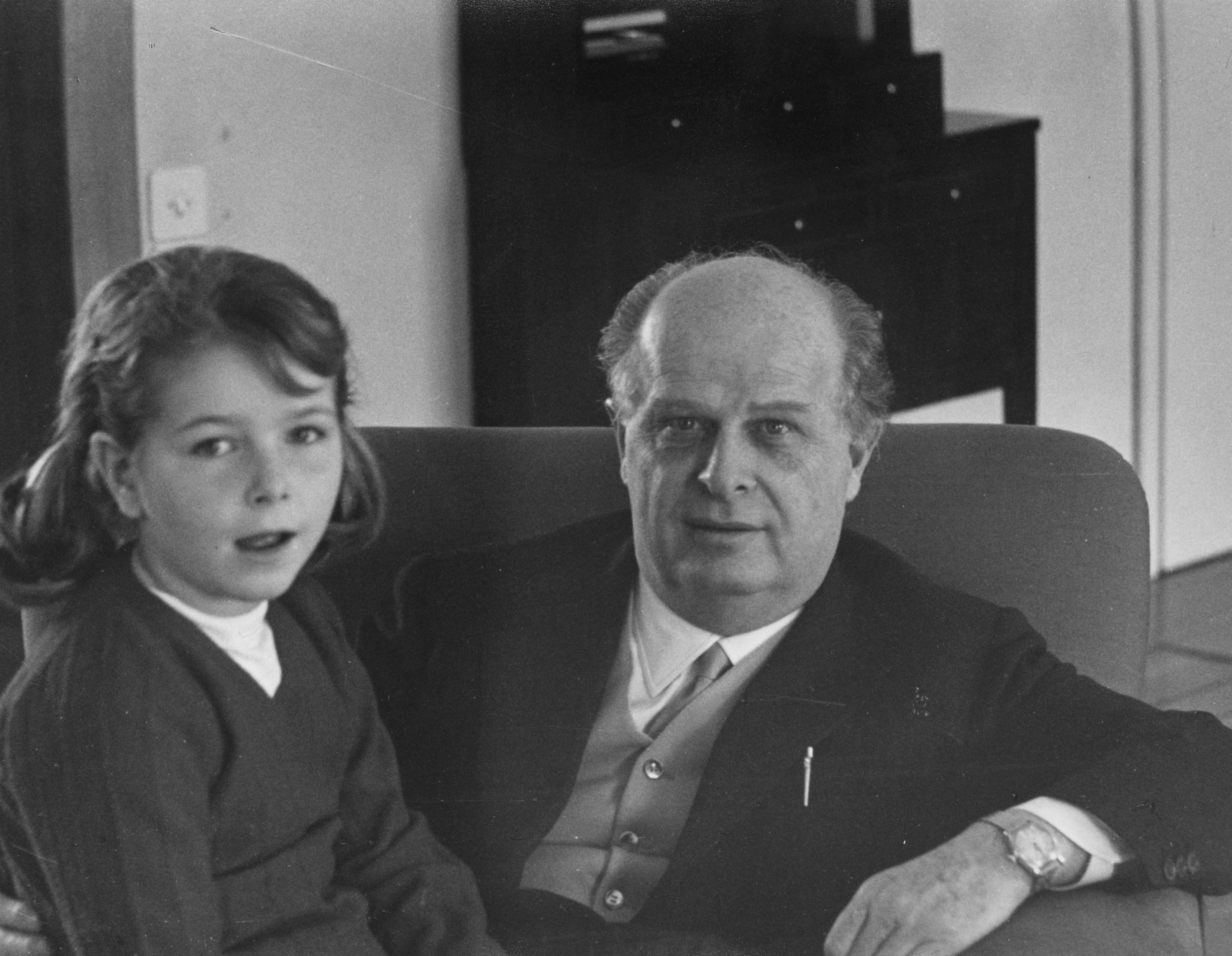 Adriano Olivetti insieme alla figlia Laura, presidente della Fondazione Olivetti, dal 1997 fino al 2015, anno della prematura scomparsa a 67 anni