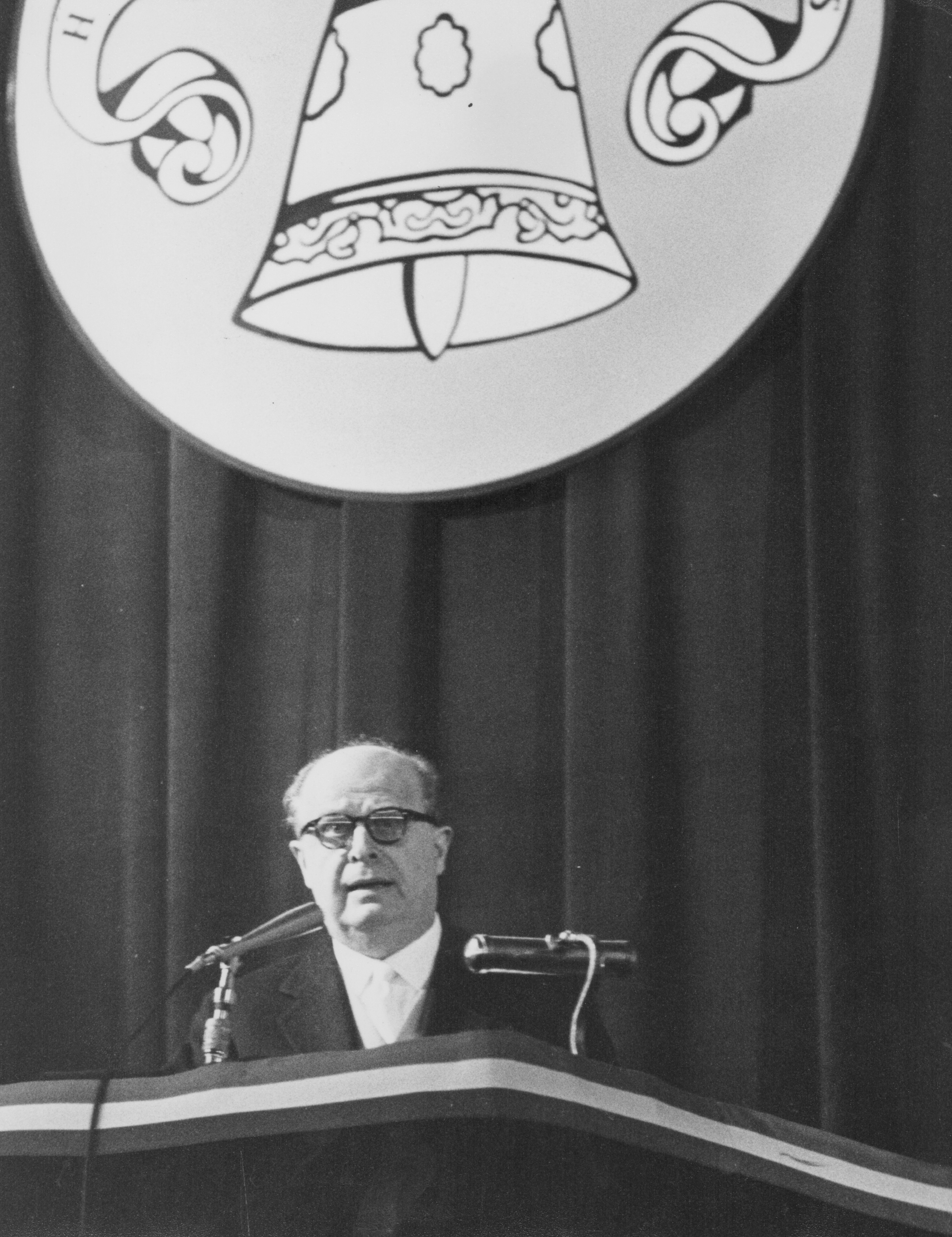 Adriano Olivetti durante un comizio elettorale, si nota sullo sfondo la campana, simbolo storico del movimento Comunità