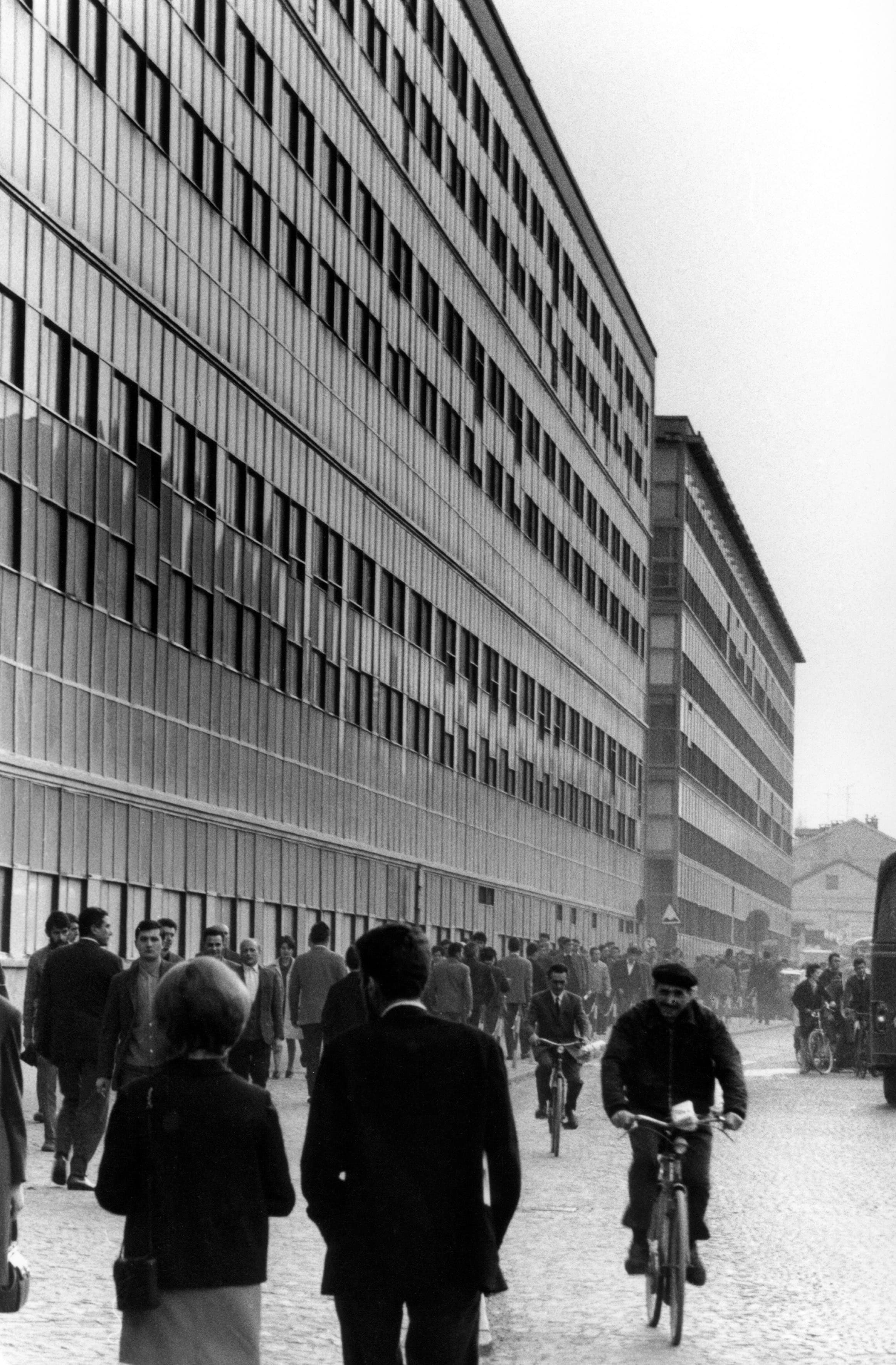 La società Olivetti nel 1965, si nota il palazzo dai caratteristici mattoni rossi