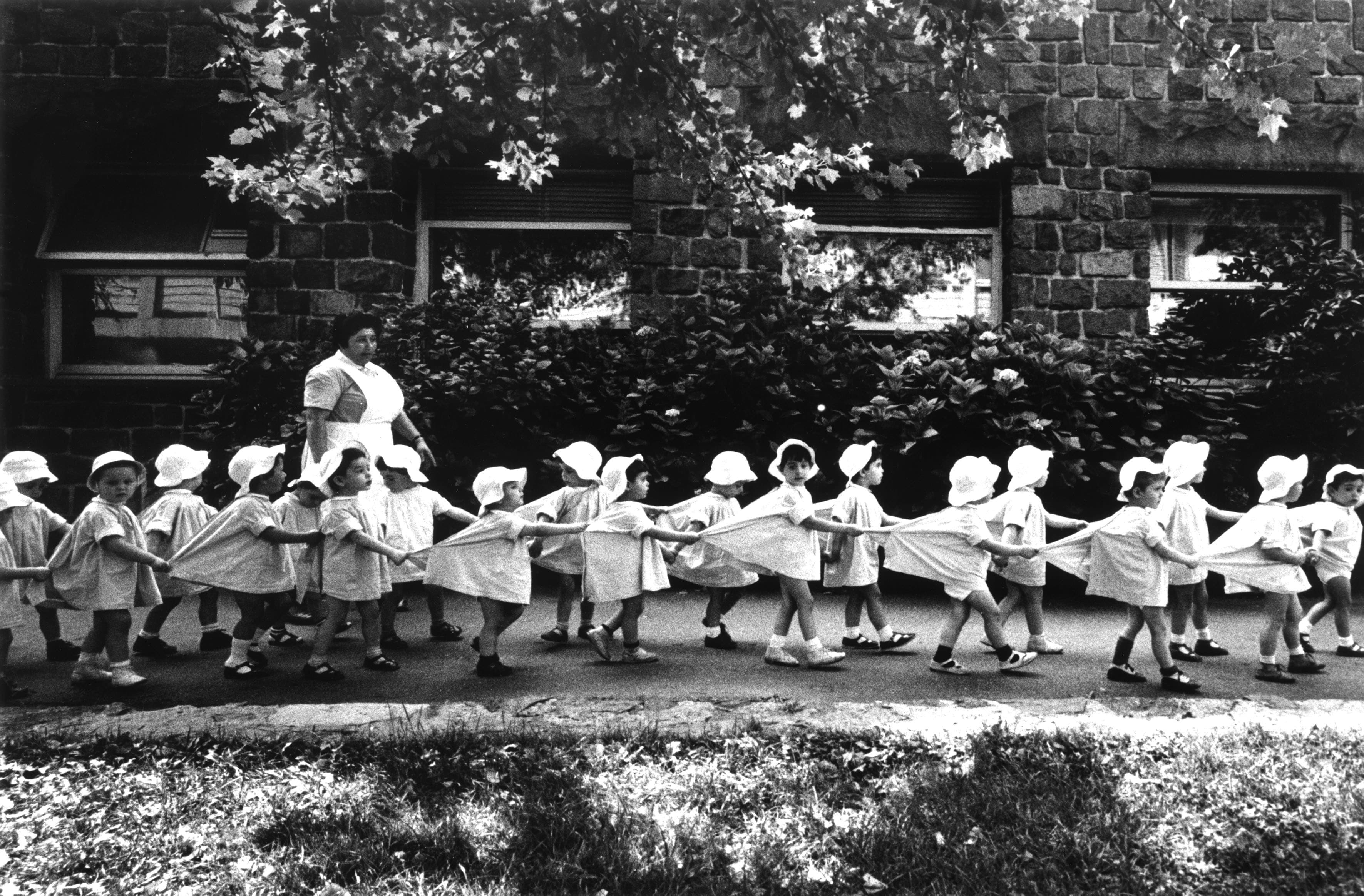 Figli dei dipendenti che frequentano l’asilo aziendale. Sono numerosi gli interventi voluti da Olivetti sul tema sociale: mense, biblioteca, asilo, quartieri residenziali