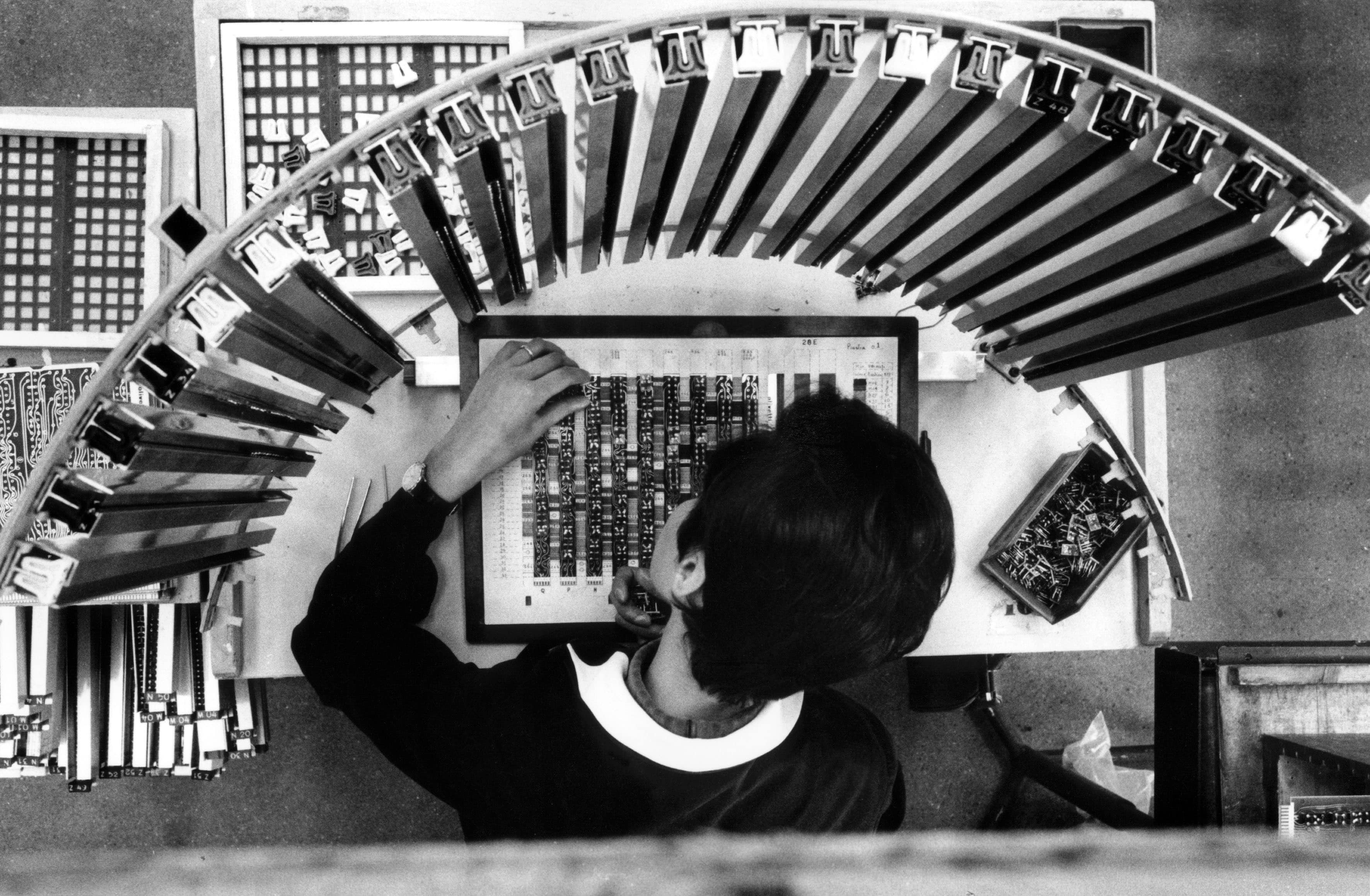 Operaio a lavoro nell’assemblaggio: dal 1959 in Olivetti comincia la produzione e l’immissione sul mercato della classe di elaboratori Elea (Elaboratore elettronico aritmetico) 