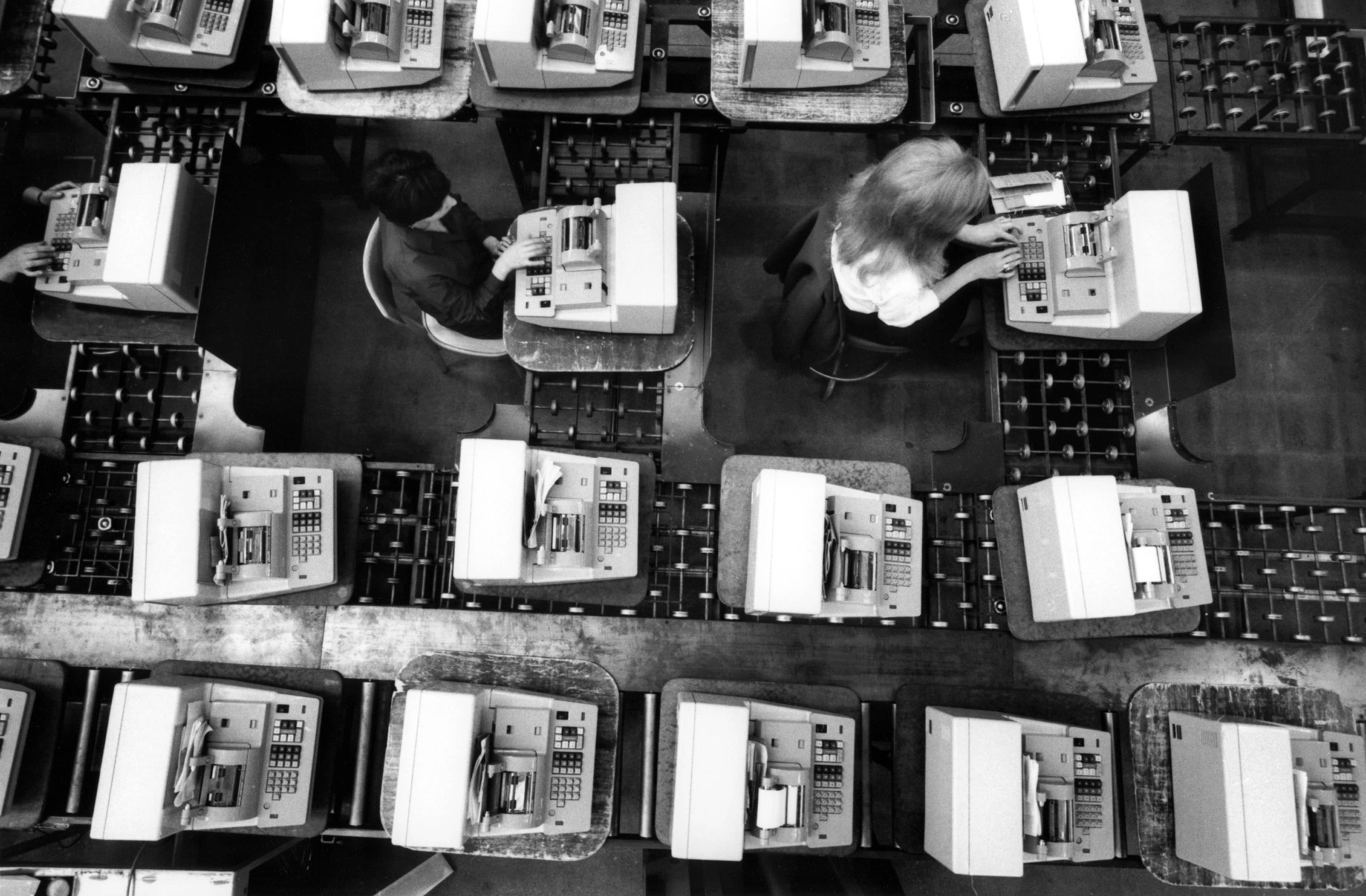 Operai a lavoro in fabbrica nel 1968, in seguito all’avvento dell’elettronica