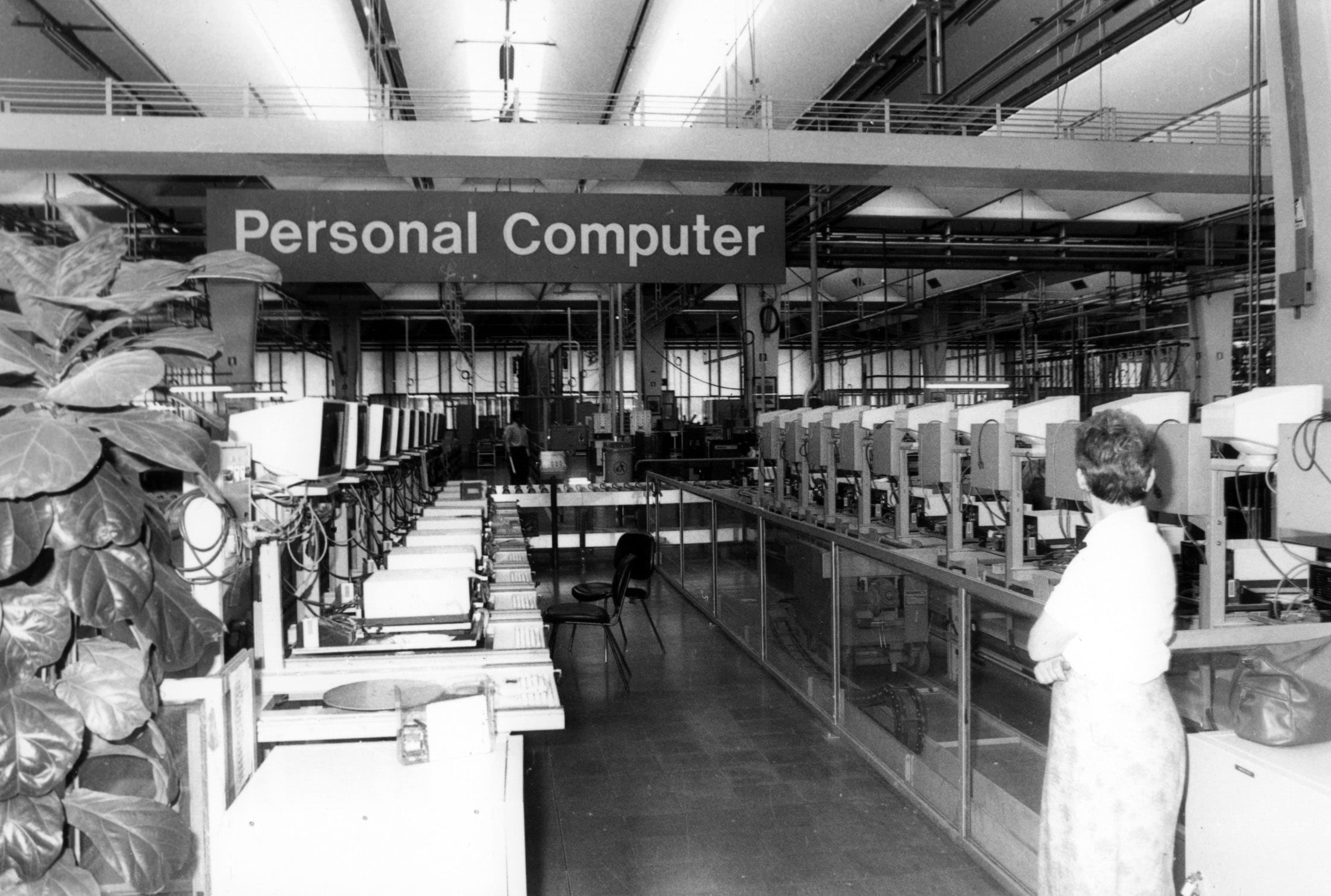 Nel 1955 viene inaugurato a Barbaricina, presso Pisa, il laboratorio per le ricerche elettroniche, guidato dall’ingegnere Mario Tchou, figlio di un ambasciatore cinese a Roma e composto da altri ingegneri, fisici e periti industriali