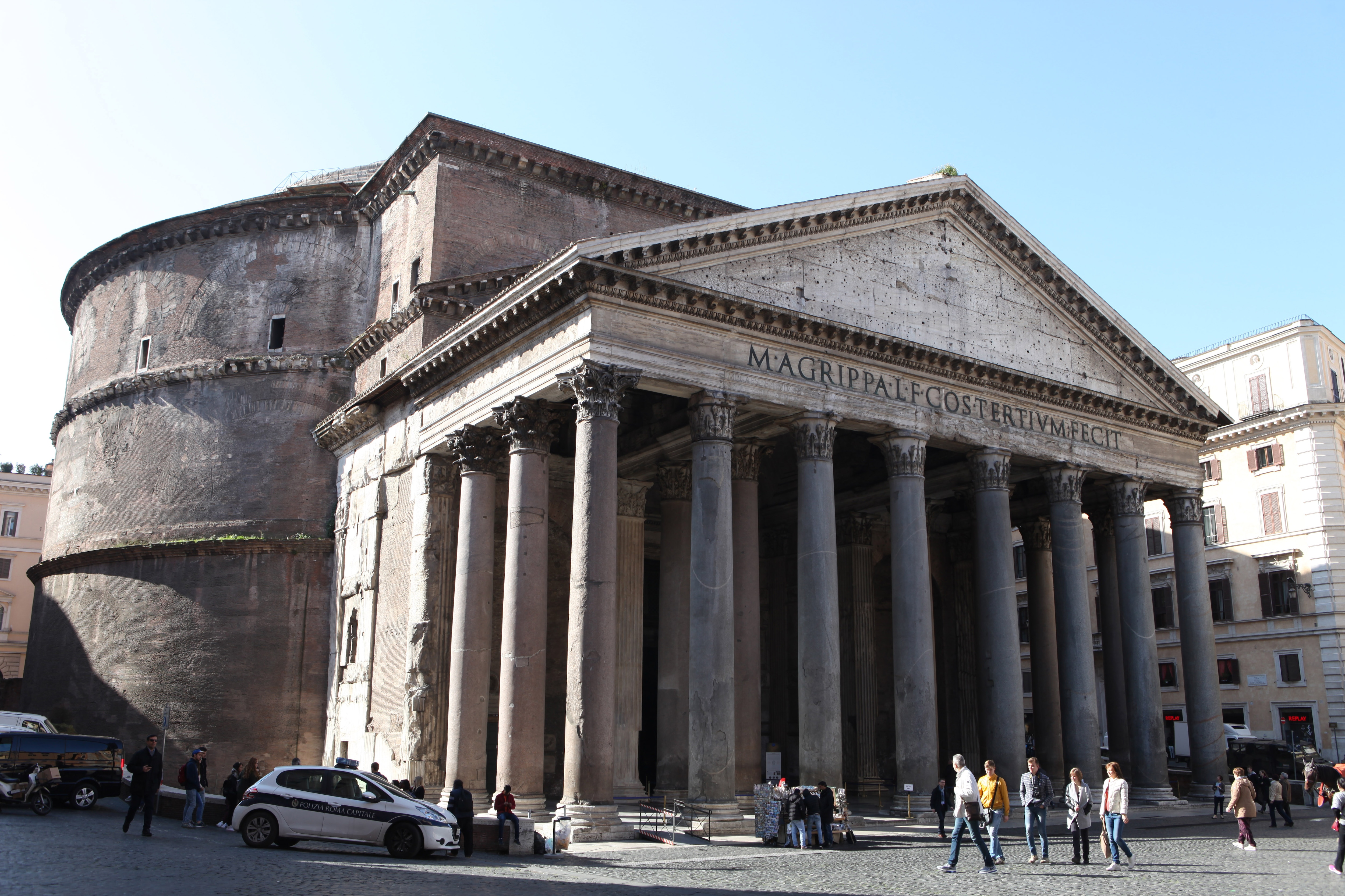 Il Pantheon a Roma, che Adriano ristruttura completamente. Potrebbe scrivere il suo nome sul frontone e invece lascia quello del primo costruttore Agrippa, amico e genero di Augusto
